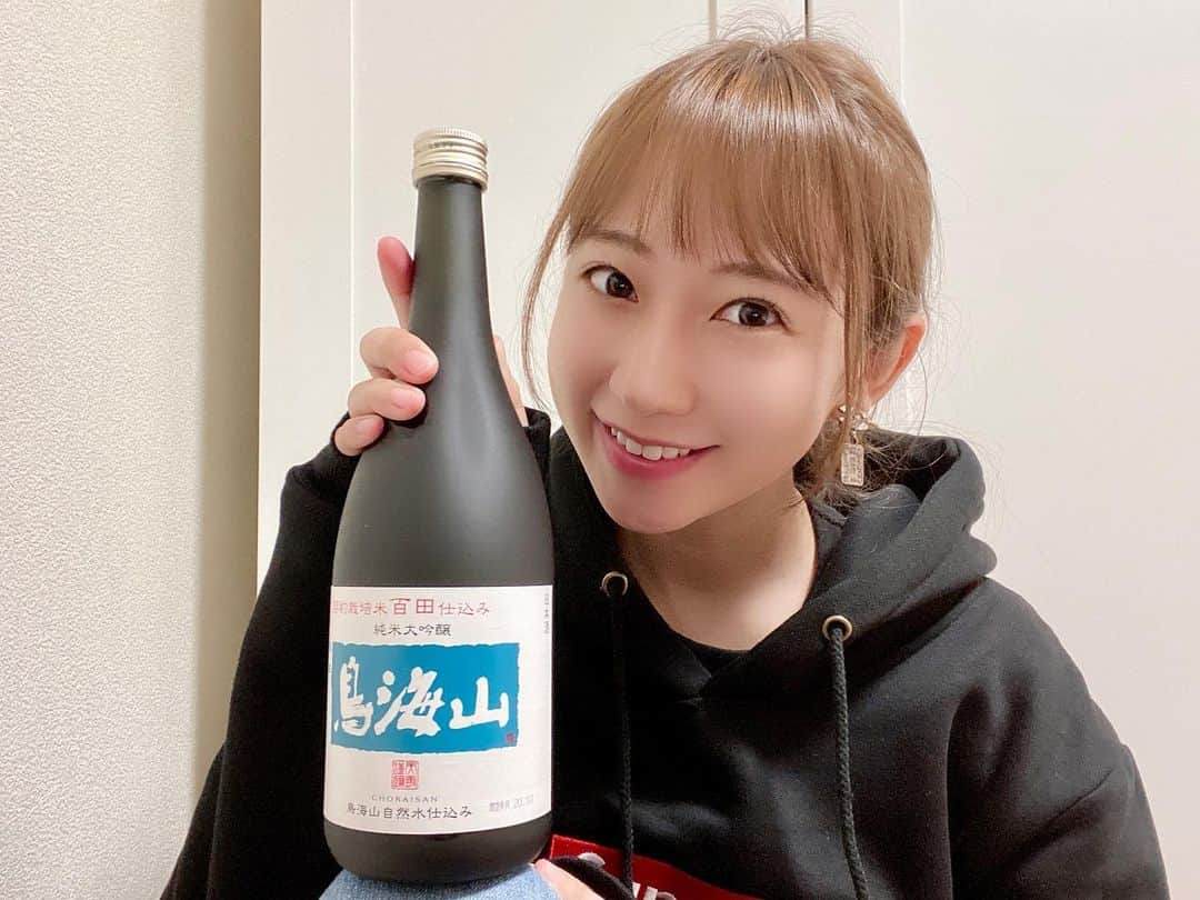 住吉史衣のインスタグラム：「. . 同年代や若い人たち、女の子にも 日本酒の美味しさと奥深さを広めたくて取った唎酒師🍶✨ 今まで沢山の日本酒を紹介してきましたが、 今回天寿酒造さんのアンバサダーになりました❣️ これからも変わらずいろんな酒蔵さんの 沢山の日本酒を紹介していきます👍🤤 . . @tenju_1830  #天寿酒造 #天寿 #日本酒 #アンバサダー  #鳥海山 #日本酒アンバサダー #純米大吟醸 #純米酒 #大吟醸  #おうちごはん #おうちのみ #清酒  #日本酒 #地酒 #일본술  #nihonshu #japanesesake #sakebottle #女子飲み #ひとりのみ #ひとりのみ女子 #日本酒女子  #日本酒好き #日本酒好きな人と繋がりたい #晩酌  #飲酒タグラム #グルメ女子 #お酒 #日本酒女子会 #唎酒師 .」