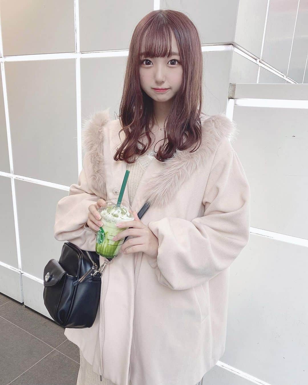 町田穂花のインスタグラム：「. . コートの時期になったね〜❄️ . スタバの新作飲みました！！ . おいしいから沢山飲まないように注意しよっと🤭 . コートは去年のものです‪‪❤︎‬ . #巻き髪 #ウェーブ巻き #ファーコート #ガーリーコーデ #量産型コーデ #量産型 #オールホワイト #オールホワイトコーデ #スターバックス #スターバックスコーヒー #スタバ新作 #すたば新作」