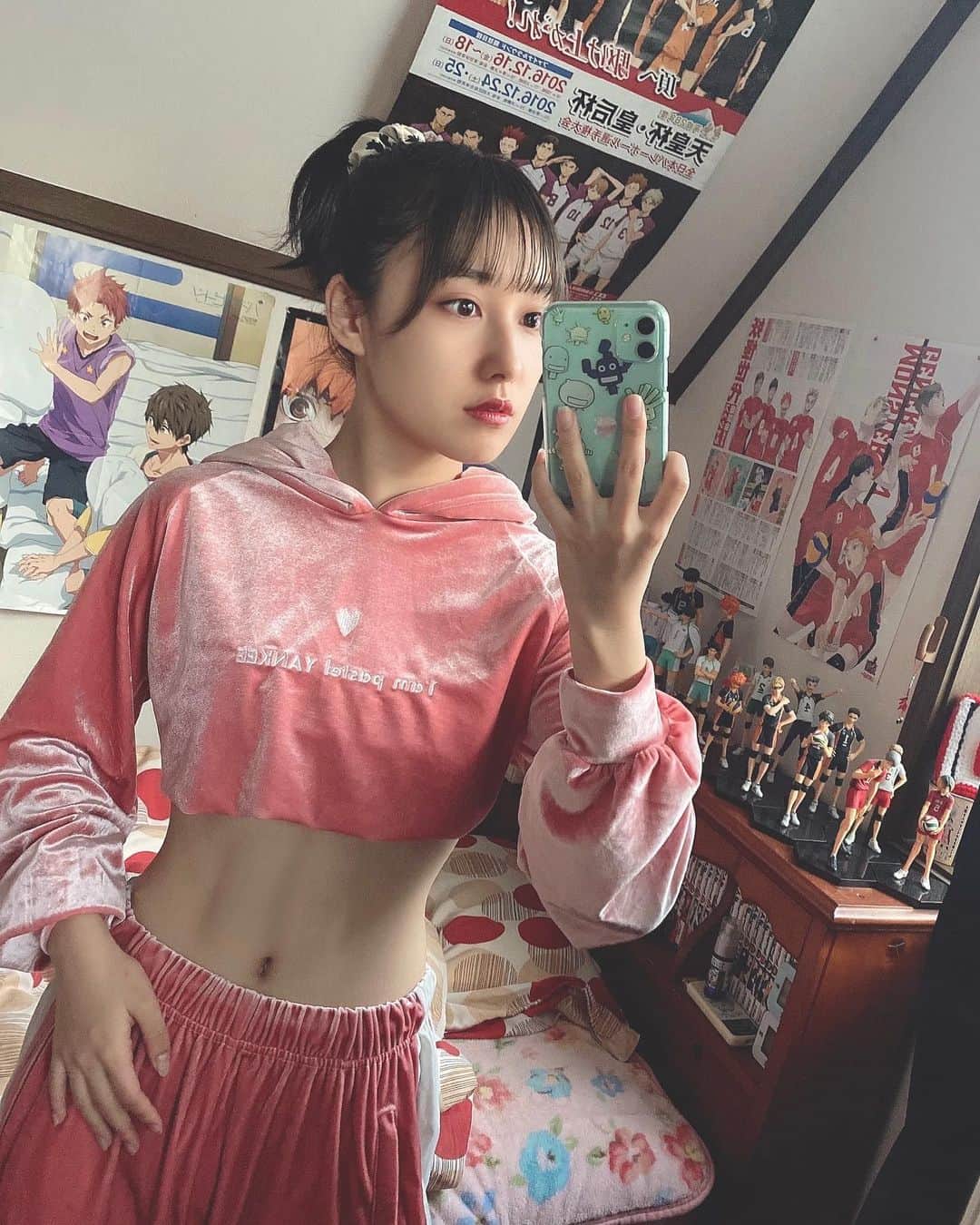 のインスタグラム：「ライブもあと8日！！48曲もやるから体力勝負だ、、って事でまた頑張ってるよー！！💪🏻今日配信チケットも発売になったし、グッズも公開されたから！チェックしてねー！！ #jewel_jp #筋トレ #腹筋 #腹筋女子」