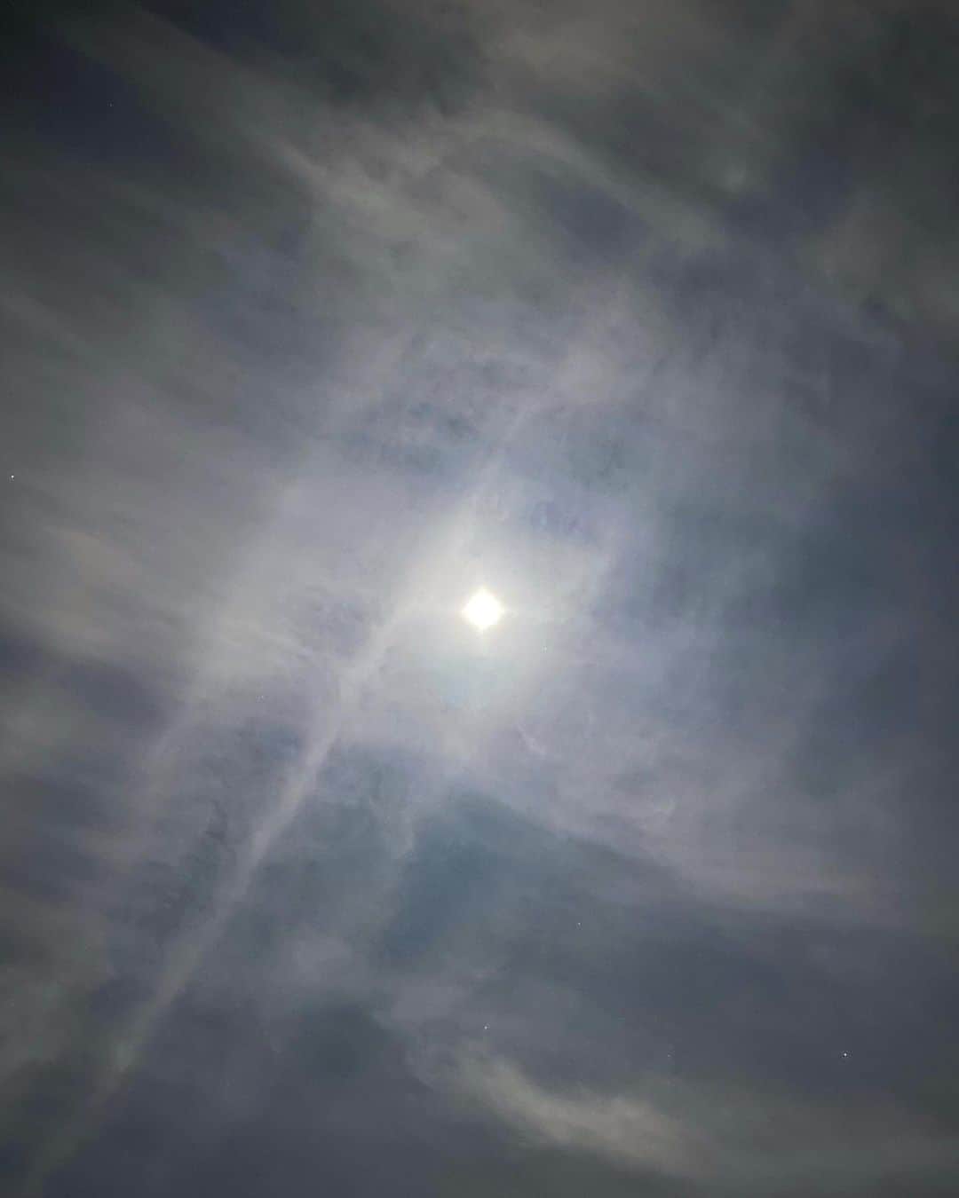坂元美香さんのインスタグラム写真 - (坂元美香Instagram)「こんな時間に 冷え切った洗濯物を取り込んでたら 月の周りの雲がチェックに見えたので iPhoneで撮ってみた。  きれい✨ そうか、今日は満月なのか🌝  #満月 #チェックの雲 #雲」11月30日 22時11分 - mika_saka