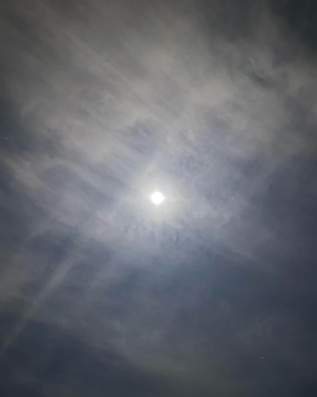 坂元美香さんのインスタグラム写真 - (坂元美香Instagram)「こんな時間に 冷え切った洗濯物を取り込んでたら 月の周りの雲がチェックに見えたので iPhoneで撮ってみた。  きれい✨ そうか、今日は満月なのか🌝  #満月 #チェックの雲 #雲」11月30日 22時11分 - mika_saka