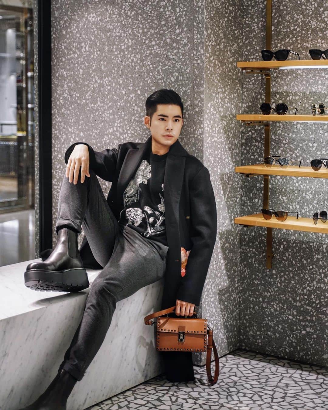 Christoffer Chengのインスタグラム：「Headed down to @maisonvalentino to check out their new bags. What a cutie 😊」