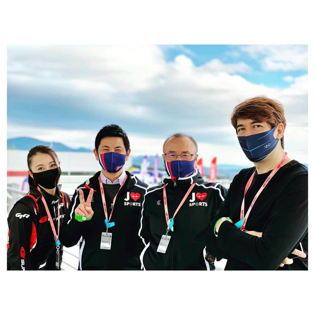 Saschaさんのインスタグラム写真 - (SaschaInstagram)「#supergt 2020年シーズン コメンテーターチーム。毎戦議論を重ね、より良い放送になるよう全員で切磋琢磨しました。真剣になればなるほど人を笑顔にさせてくれるw #高橋二朗 隊長を筆頭に、わずかな車の挙動も読み解くスーパー解説の #光貞秀俊 さん、そして好奇心旺盛で努力家の #竹内紫麻 さんとチームを組めて感謝です！そしてここには写っていませんが #由良拓也 さん #中嶋一貴 選手もチームの一員として放送席でお世話になりました。更に新型コロナウィルスで療養中に代わりに実況していただいた #實方一世 さん、 #ピエール北川 さんにも本当にピンチを救っていただきました。ありがとうございました！皆さん、言わずともご存知だと思いますが、それぞれレースに対する情熱は自信あり！でもあぐらをかかずもっといい放送になるようさらに頑張っていきます！いつも応援ありがとうございます、チームを勝手に代表して感謝申し上げます！それにしてもジェットコースターシーズンでしたね…結末もそれに相応しいとんでもない大逆転劇でした…」11月30日 22時14分 - sascha348