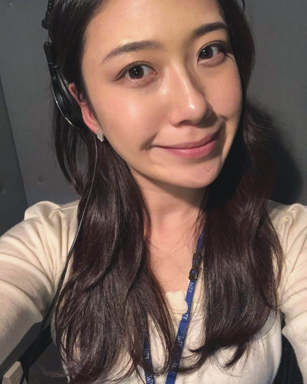 松田和佳さんのインスタグラム写真 - (松田和佳Instagram)「録音室🎧  夜のお天気の声を担当する時や、ナレーションは録音室で録ります。  録音室は扉が分厚くて防音がしっかりしているので、緊張している時の自分の心臓がドキドキしている音まで聞こえてきます🤭  #静岡朝日テレビ #アナウンサー #松田和佳 #ナレーションブース #録音室 #ガラスの窓の外にいる音声さんに #自撮りがまるみえで #恥ずかしかったので #高速自撮りしました 笑」11月30日 22時15分 - waka_matsuda