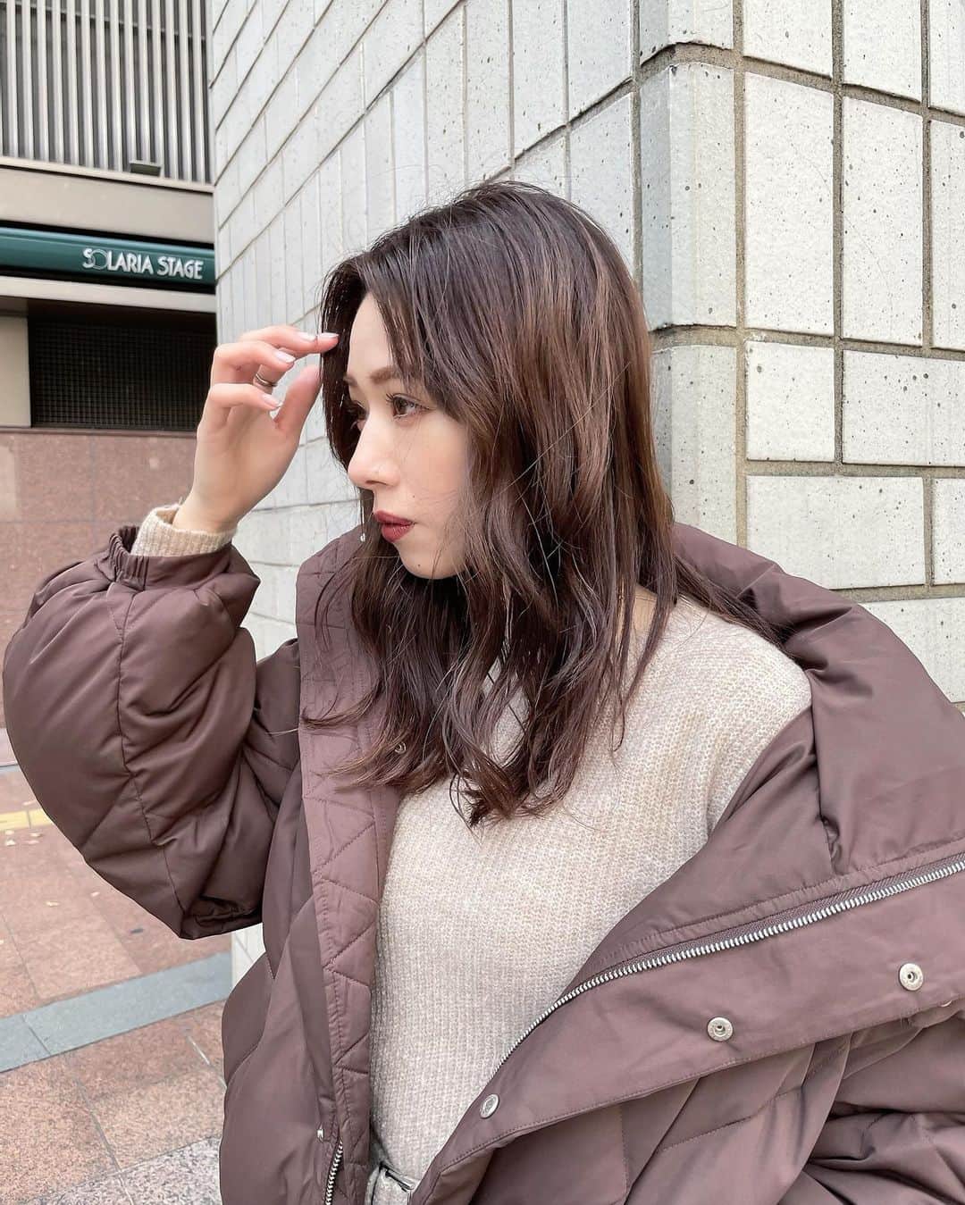 上地雅弥 MURUAのインスタグラム：「アウター、白黒から攻めたら色物欲しくなる説🤣🤣 何色を買おうか迷いに迷っております🤣 やっぱり着てみたら可愛かったブラウンのダウン🤣✨ . 今日死ぬほど寒かったしって考えたらダウンのブラウンも良いし、バルマカンコートも諦めきれません🤣 誰か私を止めて〜🤣笑 . . #murua #murua_official #murua_by_staff #ダウン #ブラウンコーデ #ワントーンコーデ」