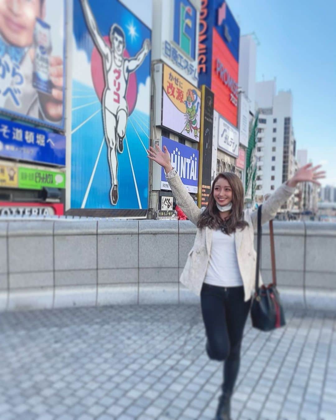 ゆらのインスタグラム：「＊  12月1日から北新地のclub REIMS(ランス)で 働かせていただきます🥺💜  頑張ります🤗💜  是非大阪来た時は 連絡してください🥺🙏  足の向きは気にしないでください😱🙏  #福岡　#大阪　#北新地 #キャバクラ　#ランス #キャバ嬢　#ホステス」