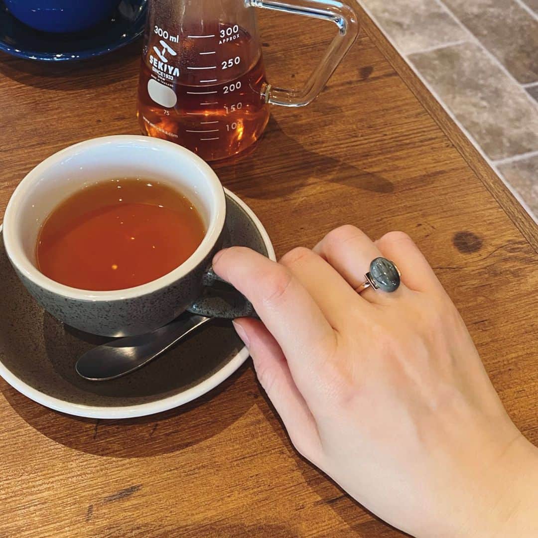 のインスタグラム：「請求書を発行してた時、おチビが袖をグイグイ引っ張って遊んでーと強めのアピール👦🏻  これ終わったらねと言っても分かるはずもなく、、とりあえずイタズラたくさんしてアピールされる😂😂😂  明日から12月。 あと1ヶ月！忙しくなりそうだけど、笑って乗り切るぞーーー！🐭  ※ご注文分のお品、順次発送しています。 いつもありがとうございます☺️🙏🏻」