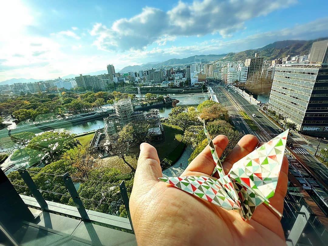 HIPPYのインスタグラム：「広島市で１番大好きな場所  おりづるタワー  今は週末だけの営業になっていて 久しぶりに行くことができました  いよいよ今週12/3は HIROSHIMA 75TH PEACE LIVE  大好きな場所から 大好きな仲間とアーティストとスタッフさんと撮影チームと 音楽を奏でることができる喜び  この喜びを味わえるのは 今を築いてくださった先輩方のおかげ  被爆前は繁華街だった 平和公園をバックに  被爆前は産業奨励館だった 原爆ドームをバックに  最高のメンバーで音楽を奏でます 是非ごらんください —————————————— 2020年12月3日（木） 開催時間：18:30～21:30  「HIROSHIMA 75th PEACE LIVE」 気付く”HAPPY”築く”PEACE”  【配信URL】 https://youtu.be/tSG1RD8npuc」