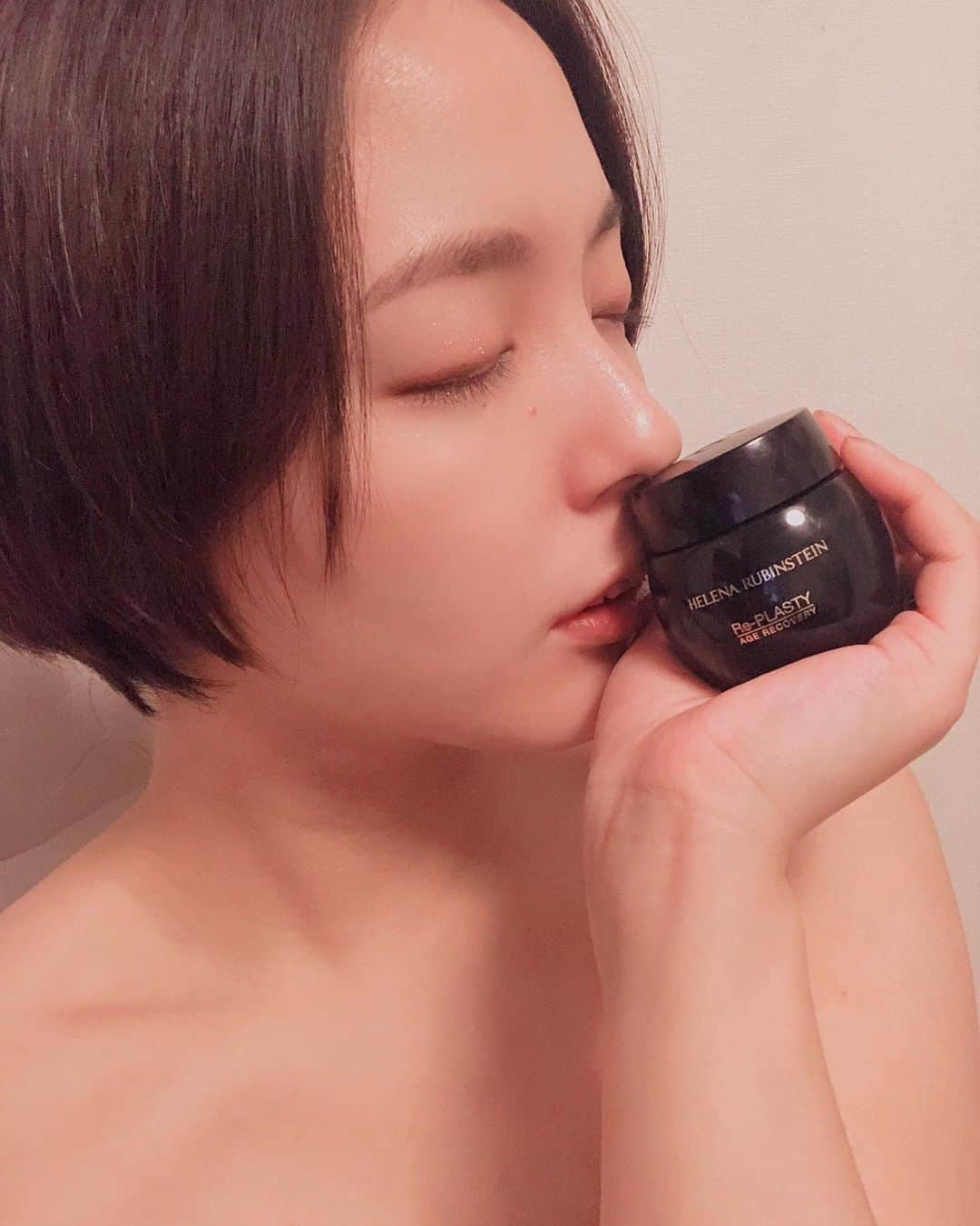 lily112988さんのインスタグラム写真 - (lily112988Instagram)「: #skincare . . あ、 服着てますよ🙋🏻‍♀️w  先日 ヘレナルビンスタイン @helena_rubinstein_jp リモートセミナーに参加して💻  #リプラスティrcクリーム の 使用方法や 効果的なジェスチャーなどを レクチャーしてもらいましたー🖤  なかなか店頭に ゆっくり行く機会がなくなってしまったから 直接BAさんに オンラインレクチャーしてもらえるのは ほんとに有難い🙏🏼  今年14.8gのミニサイズが新たに登場したから 気になる人はぜひ試してみて✨✨  歳を重ねて やっぱりデコルテケアって大事だと思って🥺 いいクリームだからね☜ 伸びるとこまでとことん伸ばしてます🥰 . . . #ヘレナの黒クリーム #リプラスティ #ヘレナルビンスタイン #helenarubinstein #バンテージメソッド #バンテージ #スキンケア #デパコス #サスティナブル #ウォーターインシリコン #ブラックバンテージ」11月30日 22時22分 - lily112988