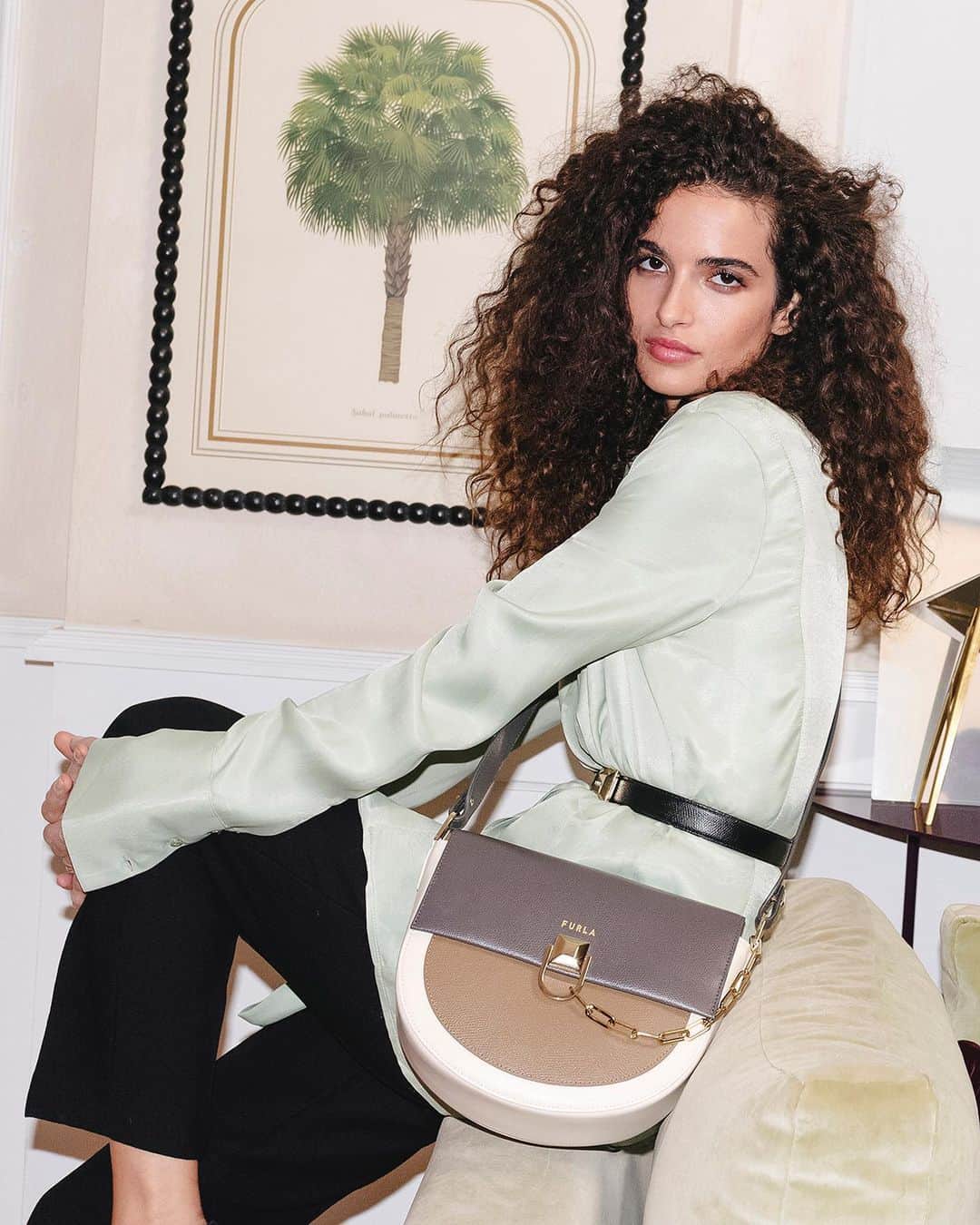 フルラのインスタグラム：「Ideas for this gifting season brought to you by @chiarascelsi and her color block Furla Miss Mimì.  #thefurlasociety #furlafeeling #newcollection #furla #accessories #fashion」