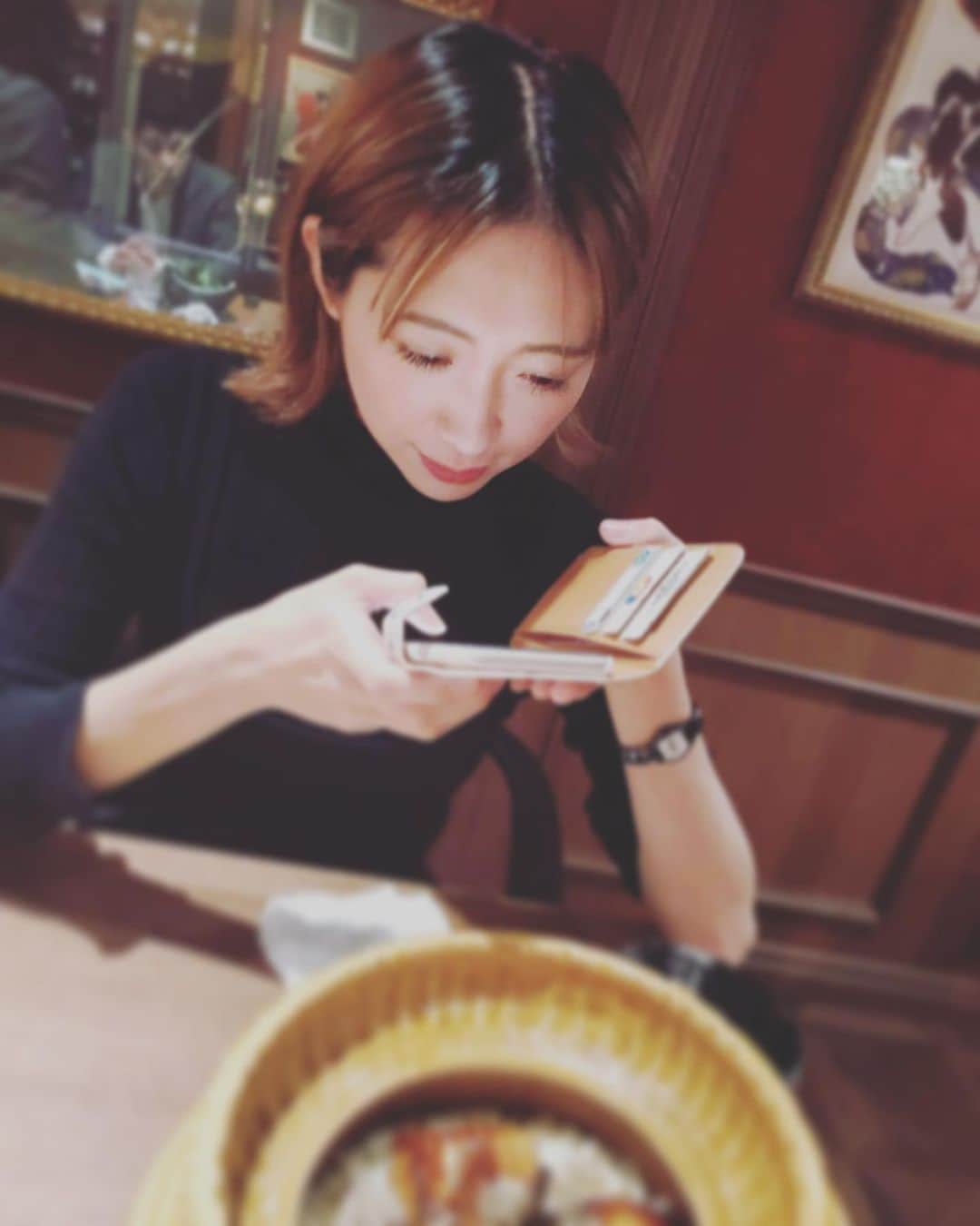 のインスタグラム：「新宿にある @fire_clinic_official さんで初めての医療用EMSを体験してきました🔥 脂肪細胞を破壊して筋肉を作る機械みたいです！ 痛みもなく、服の上からEMSを当てて寝てるだけなので(私はw)快適な時間でしたw 実は今年の夏は体調不良でご飯が食べれなくなり、回復してから反動でからか今はかなりの過食になってしまっていて、絶賛お腹のお肉が気になりすぎていました😭 なので丁度お腹痩せ体験ができて嬉しかったです🔥ありがとうございました🔥 ・ ・ ・ #でも食べれる事に感謝 #本当に幸せ  #食べ過ぎだけどw #回復にも程があるw #夜は炭水化物抜き をまた始めよう  #めっちゃ🍚写真撮ってますけど #ダイエット #美容 #痩身 #脂肪燃焼 #ボディーメイク #美容医療 #脂肪溶解注射 #医療痩身 #glp1 #glp1ダイエット #ファイヤークリニック #ファイヤー院長」
