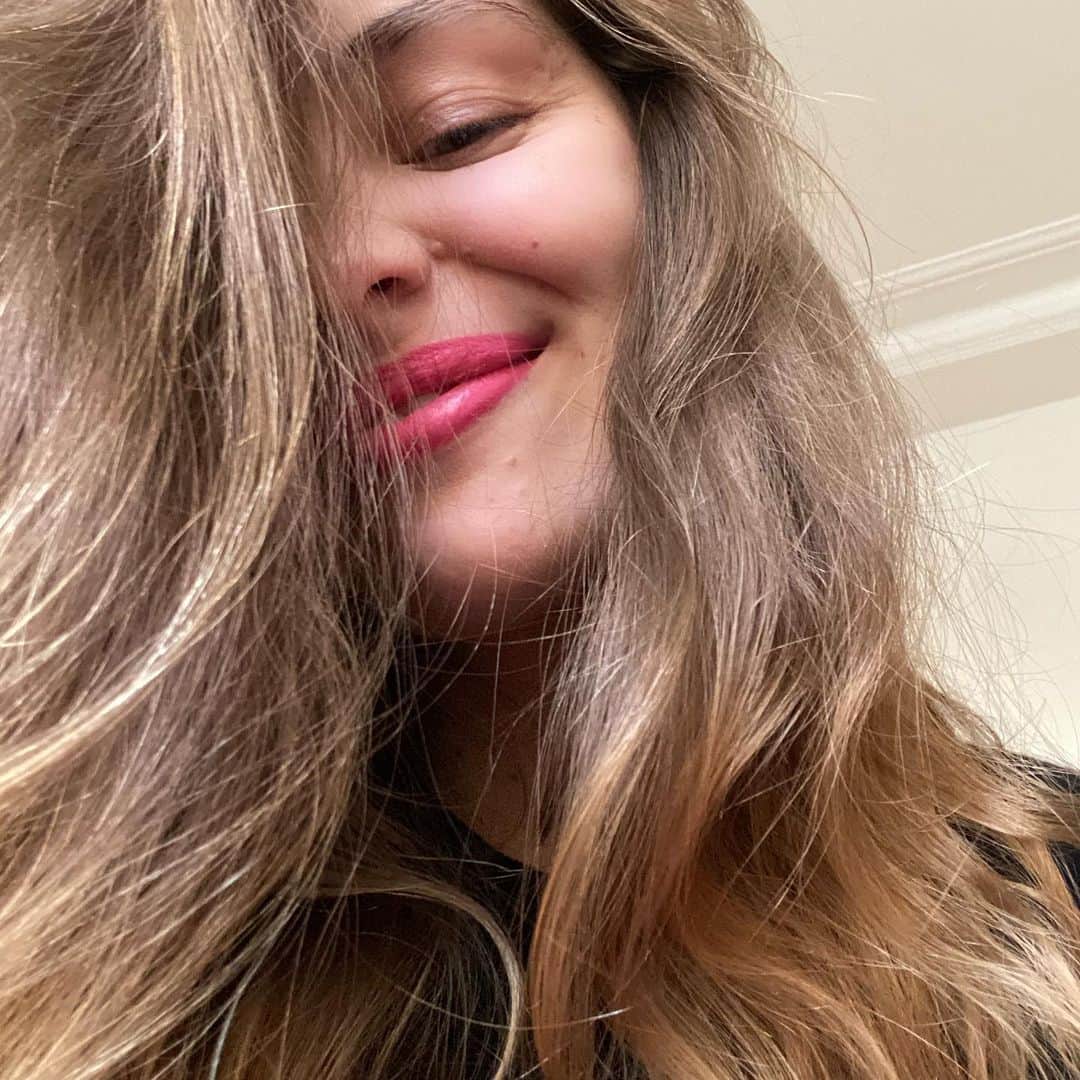 Marie-Ange Castaのインスタグラム：「Today is good hair day 💗」