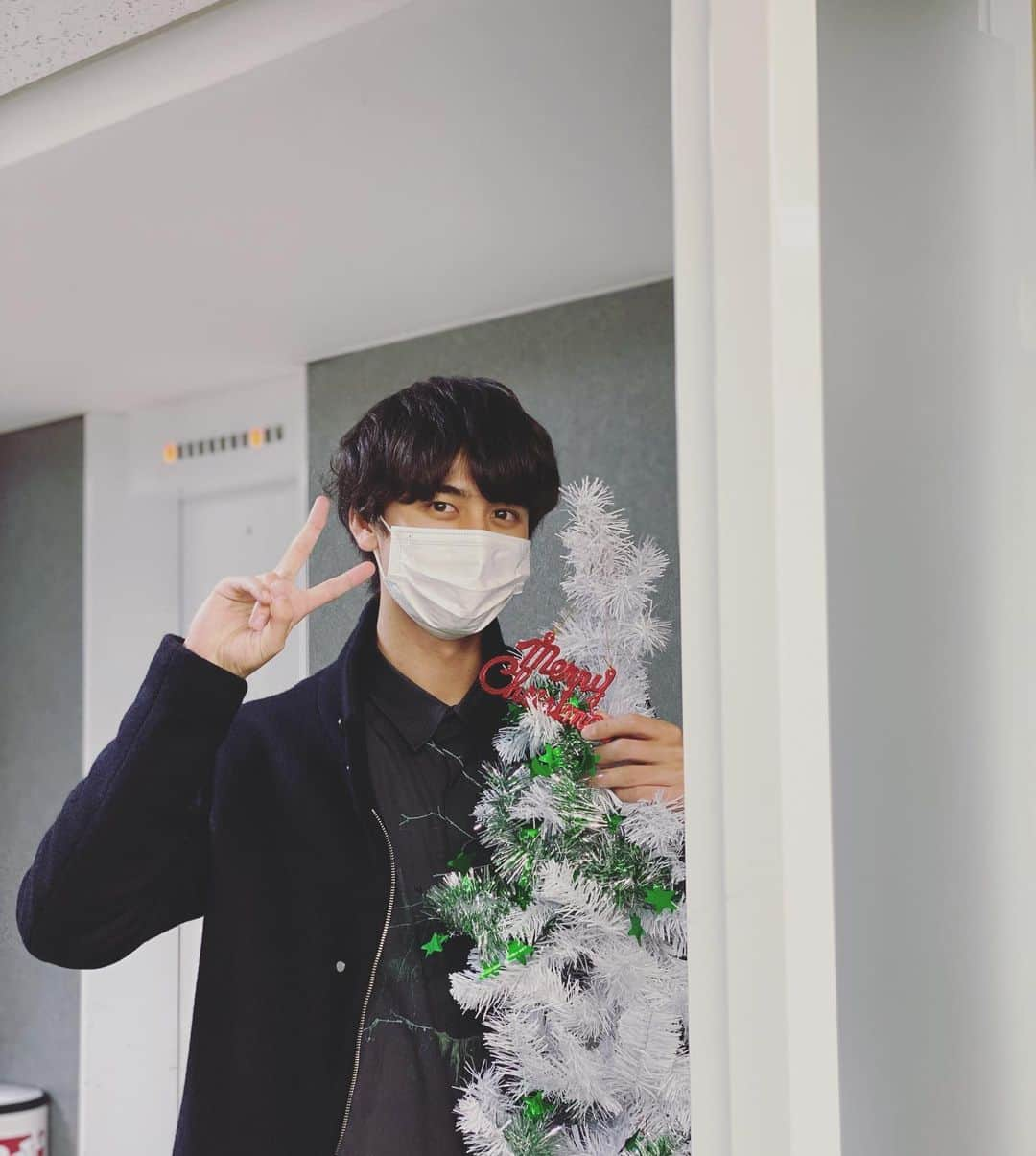 井阪郁巳さんのインスタグラム写真 - (井阪郁巳Instagram)「事務所にミニクリスマスツリーあったからハグしといた🎄  #初出し #井阪郁巳 #ご縁  #インスタオシャレ化計画  #swag #写真 #クリスマス」11月30日 22時27分 - ikumi_isaka_official