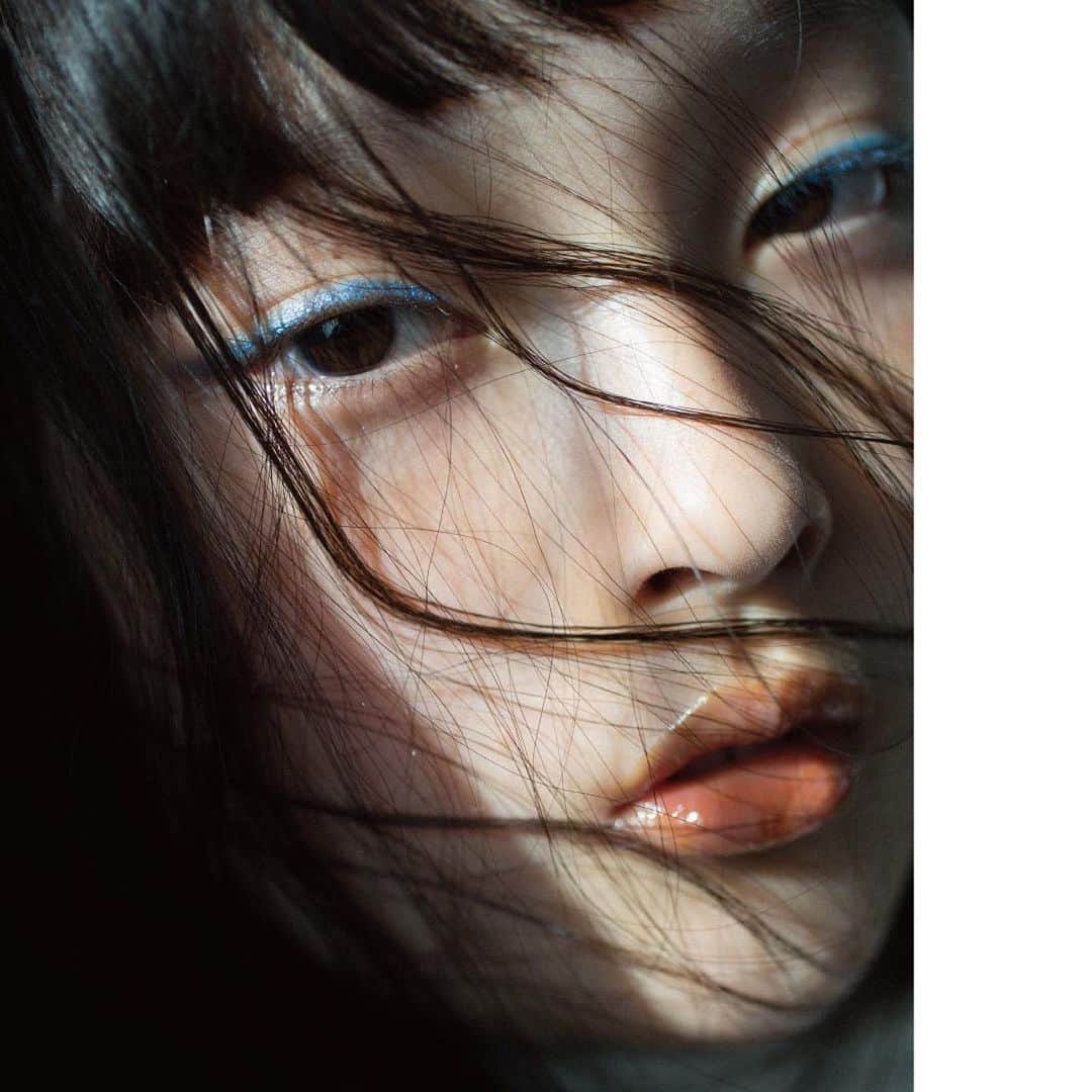 MICHIRUさんのインスタグラム写真 - (MICHIRUInstagram)「My recent story for @iro.magazine   その視線の先に何を見てるのかな。  #Repost @iro.magazine ・・・ Inncent beauty ﻿ White canvas_ 01﻿ ﻿ 内緒でお母さんのドレッサーを開けた時のドキドキ感。 ﻿初めて口紅を塗った時のトキメキを覚えてますか？  Photo : Osamu Yokonami﻿ @osamuyokonami  ﻿ Beauty direction & Make-up : Michiru(3rd)﻿ @barbiemichiru ﻿ @3rd_official﻿ ﻿ Hair by: Chiharu Yada  @chiharuyada   Model :  Y (age 11) ﻿ ﻿ Costume: The world is full of wonder﻿ @chikako_owaki﻿ @wonderfulllife_archives﻿ ﻿ Art direction : foucault.and.co.﻿ @foucault.and.co.﻿ @yukikofujinaga﻿ ﻿ ﻿ #iromagazine #beauty #magazine #art ﻿ #イロマガ　#truebeauty #noretouch #individuality #色#newstylebeauty #color #iromagazine」11月30日 22時30分 - barbiemichiru