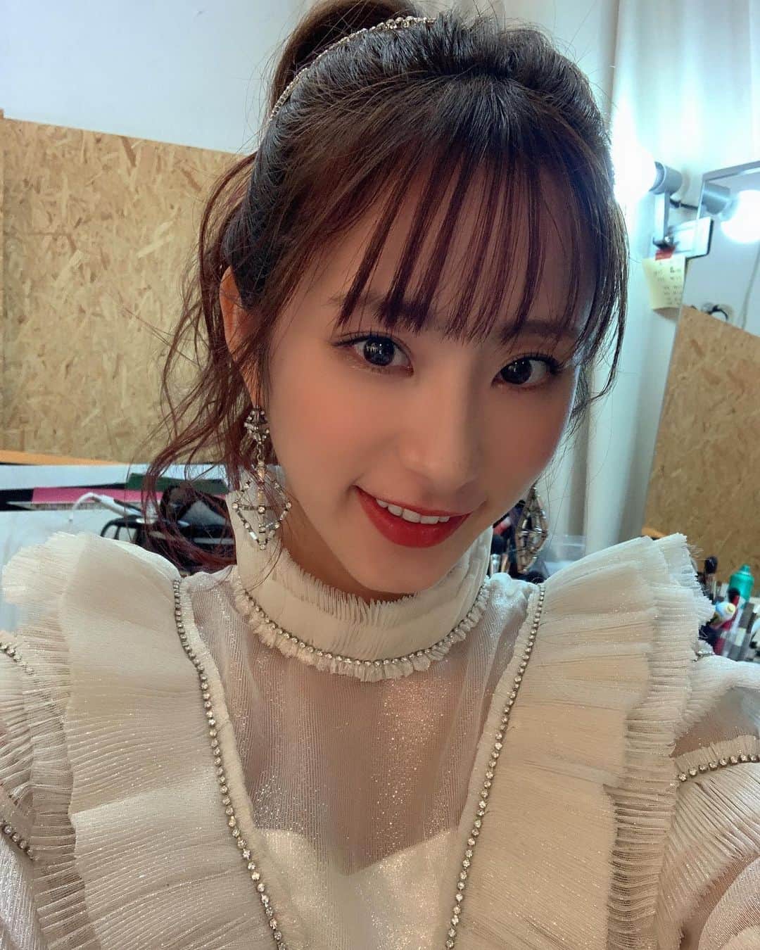 前田ゆうのインスタグラム：「きょうはアルバムのジャケット撮影してきたよ😄🎊ライブでこだいだお披露目できたホヤホヤ衣装✌️  昨日はまつげパーマしてきたからマツゲもクリンとしてたよ^ ^ 髪の毛はねー、実はインナーカラーに少しムラサキいれてもらったんだけど写真だと少しわかりにくいかなー😌？ ちょっとしたイメチェン😆おにきいりなんだ😇  👀 @lovecurl.eyelash  💇‍♀️ @eclat_hairmake」
