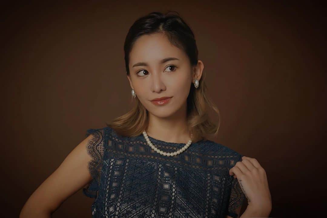 宮本沙恵のインスタグラム：「HAPPY BOXご購入ありがとうございました🎁🤎 今年も残り1ヶ月！体調に気をつけてお仕事頑張りましょーう💫 . #myshawty#dress#partydress#結婚式ドレス#お呼ばれ#オケージョン」