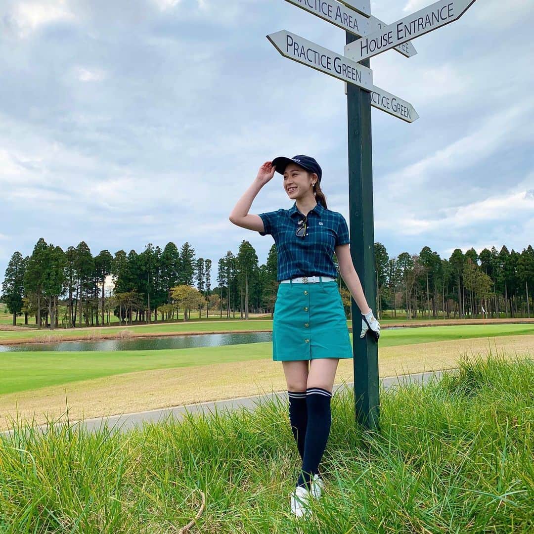 のインスタグラム：「﻿ ﻿ 最近のゴルフ⛳️﻿ ﻿ このコースは難しくて116も叩いてしまったよ…﻿ （動画載せてるけどバンカーだらけ！）﻿ ﻿ レッスン一度も受けずにここまで来てるからそろそろ受けないといけないのかも。 ﻿ ﻿ ウエアは @standrews_jp 🌲  ﻿ ﻿」