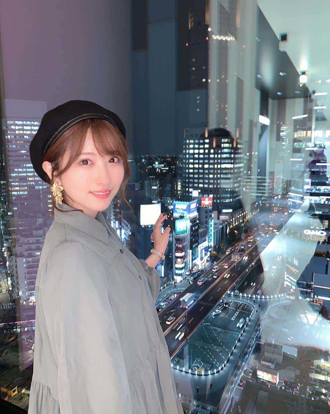 小桃音まいのインスタグラム：「🌙. . 夜景デート感、、？. . . 11月もいんすた見てくれてありがとう☺️. . もう12月…🎄🎁 来月もよろしくね？❤︎. .」
