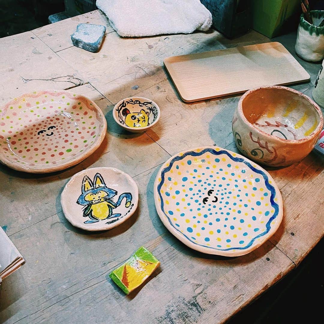 テンテンコのインスタグラム：「定期的行事。お皿の絵付け💛 今回私は、プーアルのお皿とちび丸ちゃんのトライバル柄おちょこ(?)を描きました。」