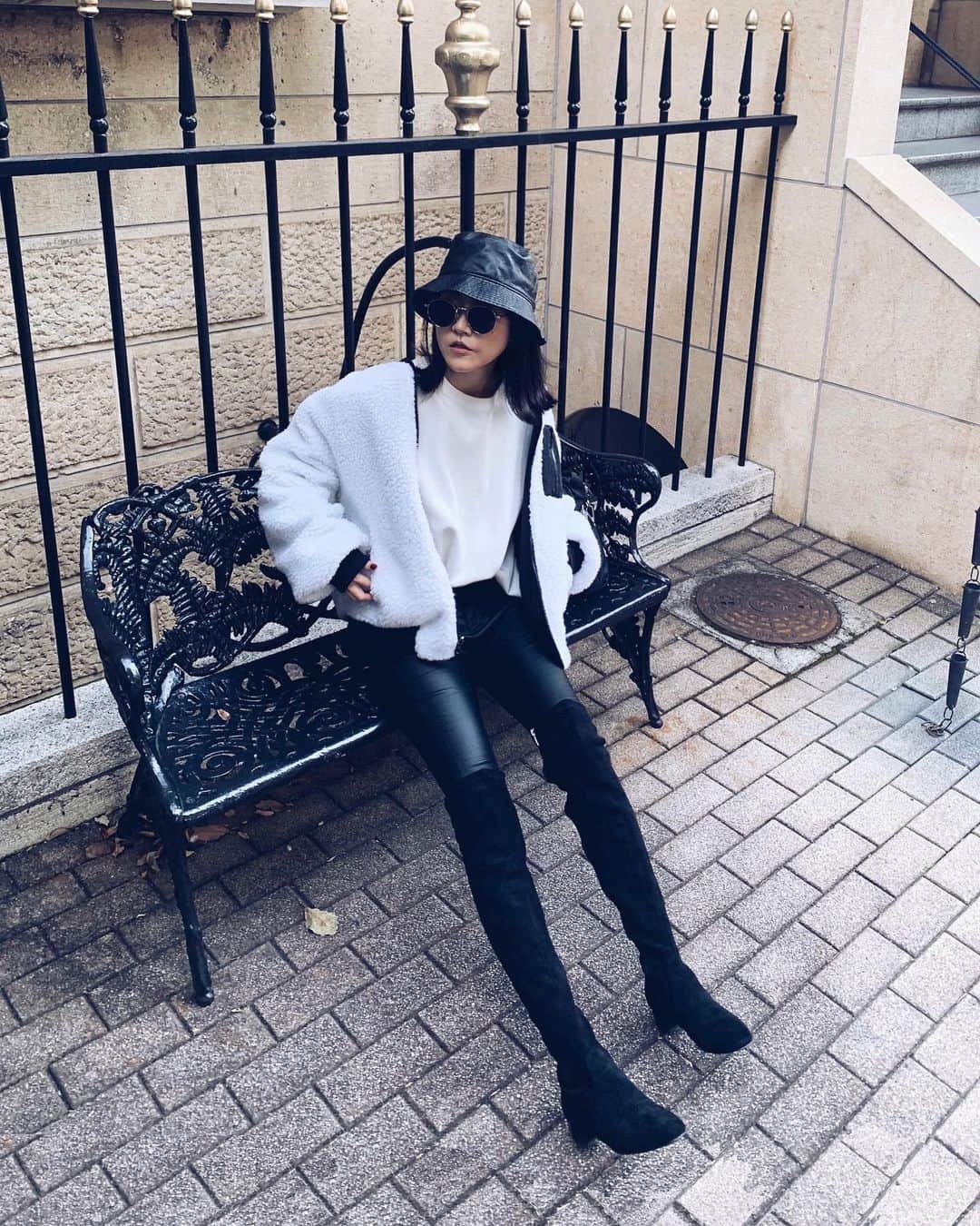 ALISA MATSUMURAのインスタグラム：「Style:) keep it simple…😎 . BLK×WHT🖤🤍 ブルゾンがリバーシブルだけど ボアのホワイトがお気に入りで ずっとコレ😀 . 月曜日から楽しかった👩🏻‍🏫👌👌 . 明日から12月……😇 がんばりましょっっ🤘🏾🎅🏾🤘🏾 . お疲れさまでしたー☕️♫ . 最近パイナップル食べるのに ハマってる🍍🍍 . #RULAHコーデ#RULAH_official#ボアブルゾン#レザースキニー#モノトーンコーデ#ニーハイブーツ#バケハ#レザーバケハ#カジュアル#す」
