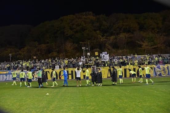大崎淳矢のインスタグラム：「山口戦、応援ありがとうございました。 無事勝利で飾ることができました。  この試合ペア20名の方を、グリスタに招待させていただきました！  普段の日常がなかなか戻らず、息苦しいなと思ってる方が少しでも息抜きになれていれば幸いです。  僕自身、コロナにより普段じゃ感じないことを沢山感じました。  それはサッカーのもっているパワー。そのパワーの伝えかた。  普段の自分ならプレーしてるだけでいいとしていたところを、僕なりに色々な角度からアタックしてきたつもりです。  栃木SCが栃木県にある意義。 自分がサッカーをやっている意味。  サッカー選手ってすごいんだぞ。 サッカーってすごいんだぞ。 っていうのをこれからもどんどん見せていけたらいいと思っています！  みんなで頑張ろう！  #栃木SC #グリーンスタジアム  グリスタってほんといいスタジアムだよね😊」