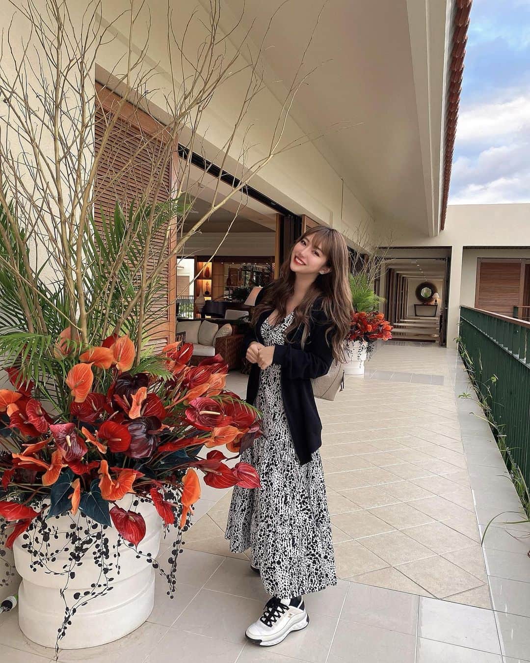 RIKAのインスタグラム：「相変わらずずっとプールで浮いてた⛵️ 年内ラスト駆け込み南国🌺🥥  去年はたくさん海外行って、今年もそのつもりだったけど、結局たくさん日本巡りできてそれはそれでよかったな😎♡ 来週友達連れてちょろっと出かけたら、あとは今年もうずっと東京で🚁🗼🌟」