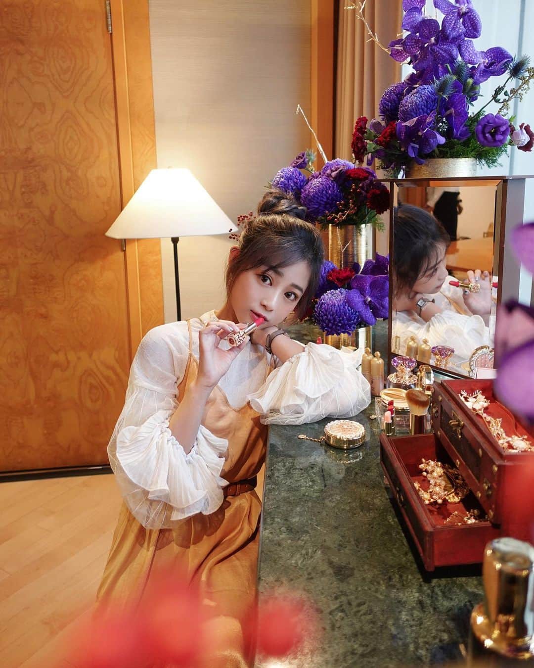 徐薇涵（Wei Han Xu）のインスタグラム：「不朽名作 ✨#還幼本初精華  以奢華保養第一步提升後續保養 吸收💦 成就皇后盛事容顏👑 #whoo后  質地很清爽卻很保濕💧 非常適合冬天的乾妹妹 2021/1/1 就會有典藏禮盒上市🎁 跟大家預告一下  可以先去試用看看喲🥰」