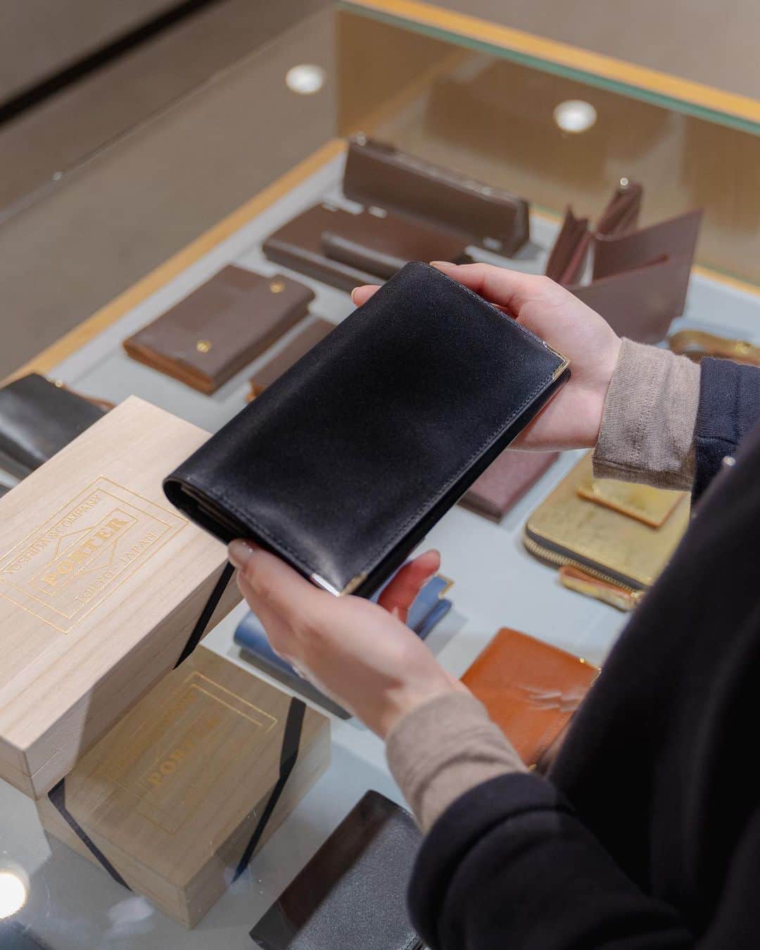 のインスタグラム：「. これからのギフトシーズンにおすすめの上品で高級感のある「PORTER CHARMANT（シャルマン）」シリーズです。  キメが細かく柔らかいフランスの最高級カーフを使用し、型からオリジナルで製作したゴールドのコーナー金具を施すことで、エレガントでオーセンティックに仕上げました。  表革はフランスの名門タンナー、デュプイ社の「シャトーブリアン」を使用しています。通常のボックスカーフに比べ、柔らかいタッチ感や独特のコシ、美しい肌目が魅力です。染料と顔料を少量ずつ加えた独自のセミアニリン仕上げで、透明感のある綺麗な色艶をお楽しみいただけます。  ゴールドのコーナー金具は、1930年代にイギリスで作られたトラベルウォレットなどに見られた装飾がモチーフです。当時はスターリングシルバーを使用し、ピンなどで丁寧に留めており、そのディテールをゴールドで取り入れてアクセントにしました。 背面には、PORTERロゴをレーザー加工で施したICカードポケットを取り付けました。 さらに、PORTERロゴをゴールドの箔押しで施したオリジナルの桐箱が付属します。  PORTER CHARMANT LONG WALLET ￥55,000＋tax W190/H105/D28mm  ぜひこの機会に店頭でお手にとってご覧ください。  #yoshidakaban #porter #luggagelabel #porteryoshida #madeinjapan #japan #porteratand #charmant #longwallet #wallet #cardcase #france #dupuy #boxcalf #leather #paulowniabox #吉田カバン #ポーター #日本製 #ポータースタンド #シャルマン #ウォレット #財布 #カードケース #革 #レザー #桐箱」