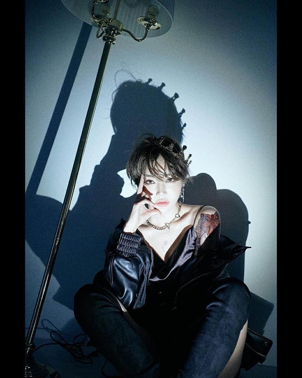 Han Ga Eunさんのインスタグラム写真 - (Han Ga EunInstagram)「🖤깡패퀸 . .  어둡게 염색했댜 동욱쌤 러브 싸랑해요🖤 #살롱하츠 #동욱쌤  Photo @circusbear_z  Haircolor @hearts_cdw Studio @grandbleu_studio」11月30日 22時40分 - gaeungbebe