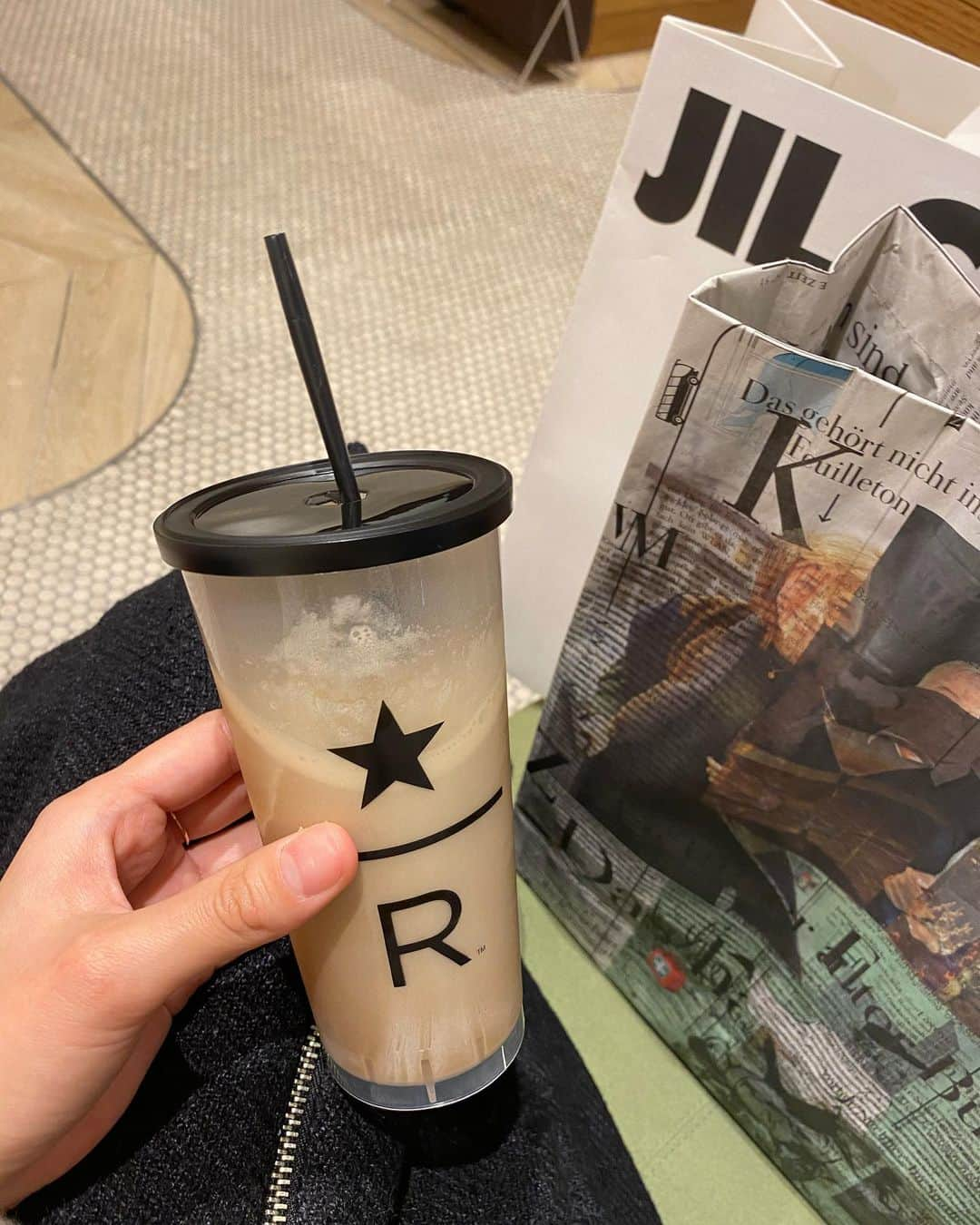 小山桃のインスタグラム：「☕️」