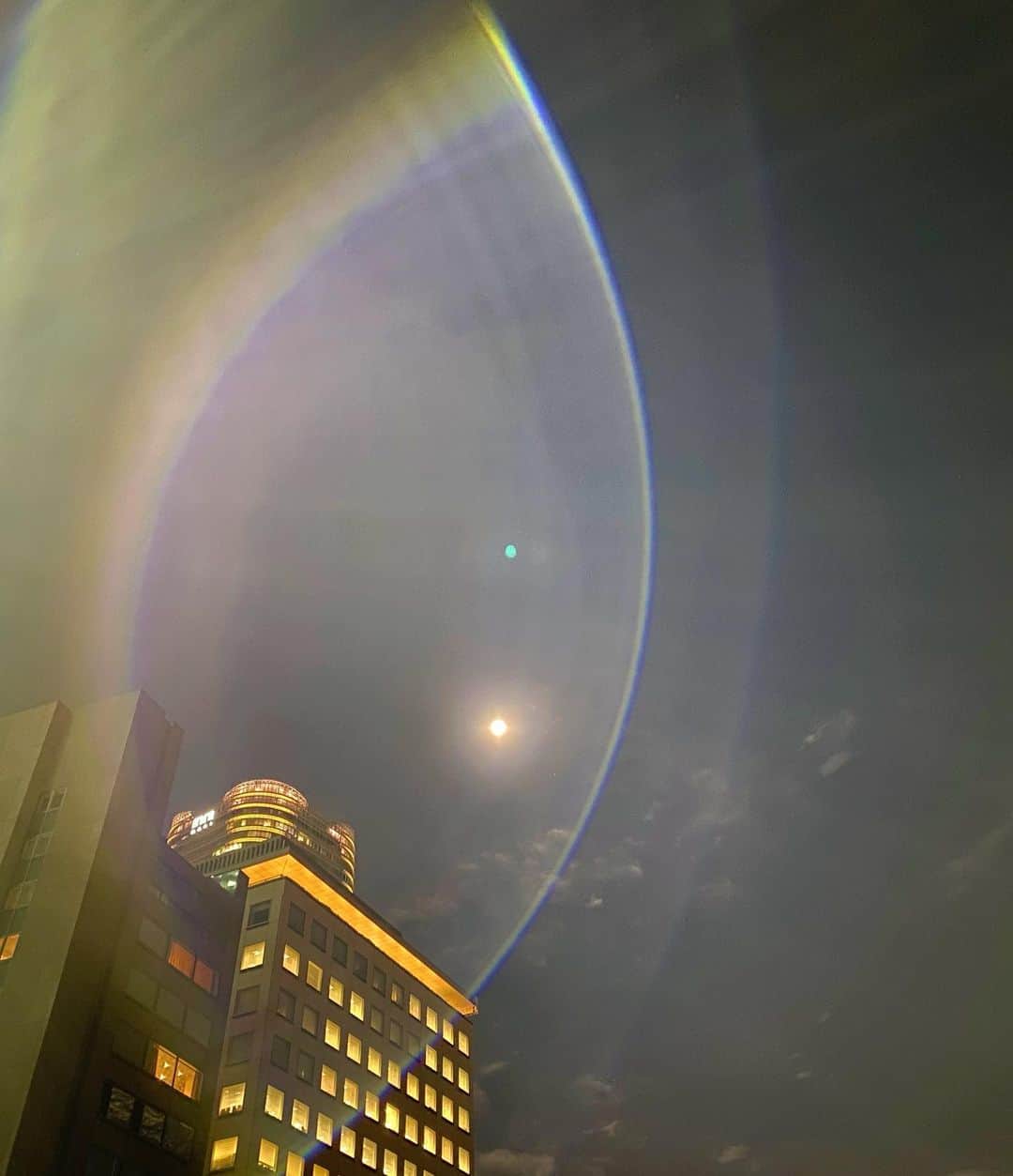 のインスタグラム：「今日はビーバームーン🌕✨  歩きながら撮ったら、たまたま光が映り込んですごく幻想的に綺麗に撮れました😌❤️  #beavermoon」