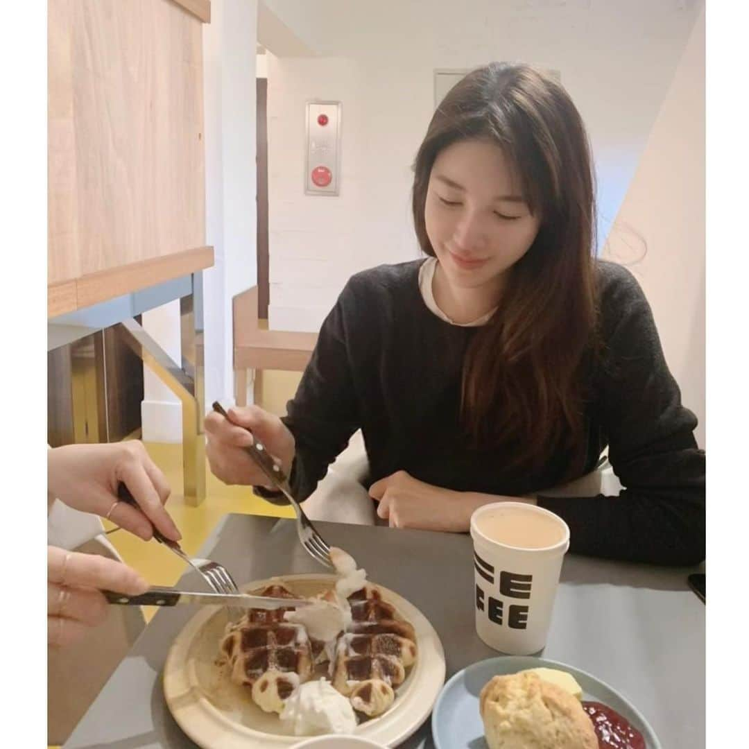 イ・ジアさんのインスタグラム写真 - (イ・ジアInstagram)「@wek_lifecoffee 크로플맛집🥐🧇 #latergram」11月30日 22時52分 - e.jiah