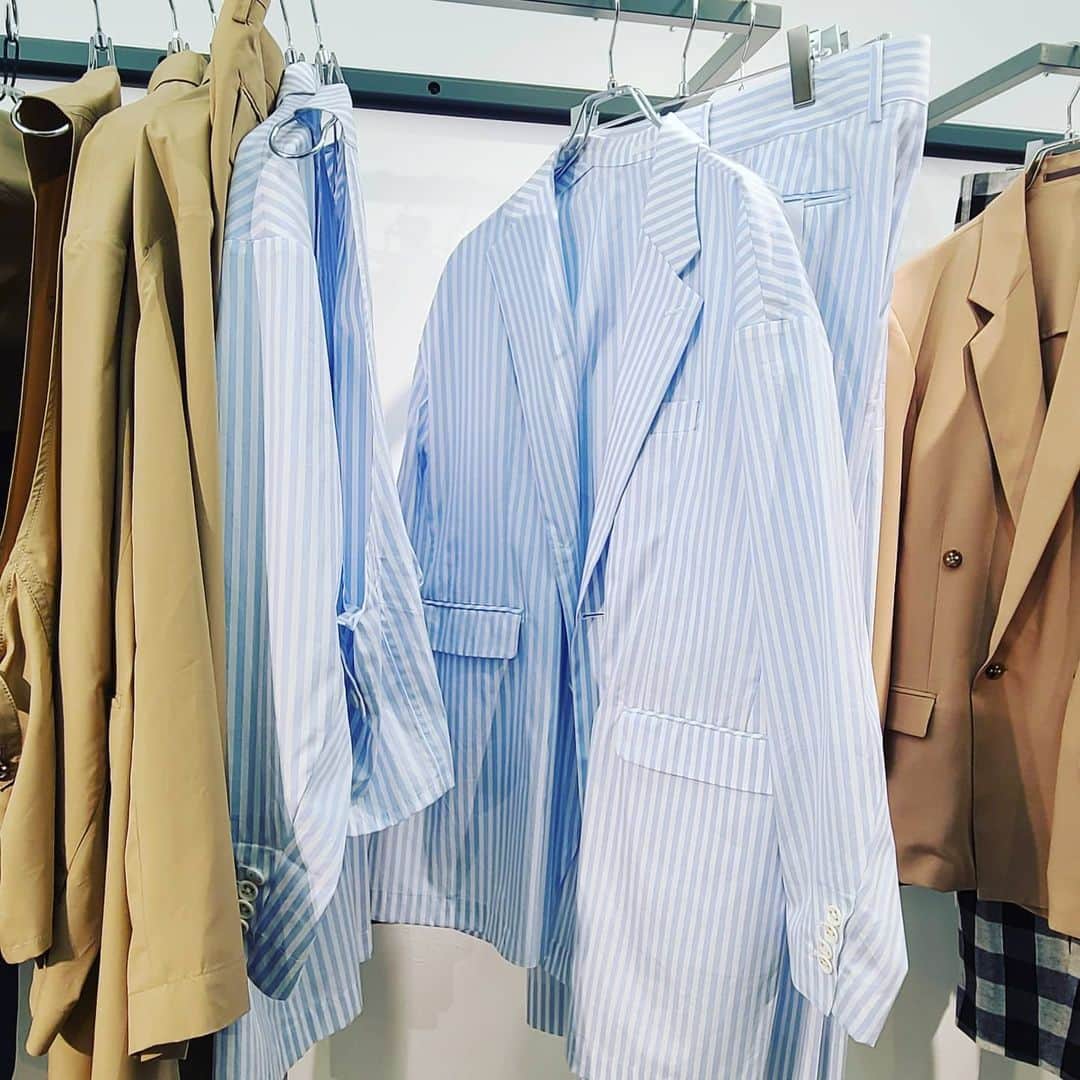 ニコラのインスタグラム：「先日見に行ったadult oriented robesのPop up store♡ どれも可愛すぎて...待ち遠しい！  I went to Pop up store of "adult oriented robes" I ordered this striped setup. I can't wait....♡  #popupshop  #adultorientedrobes  #展示会 #ファッション」