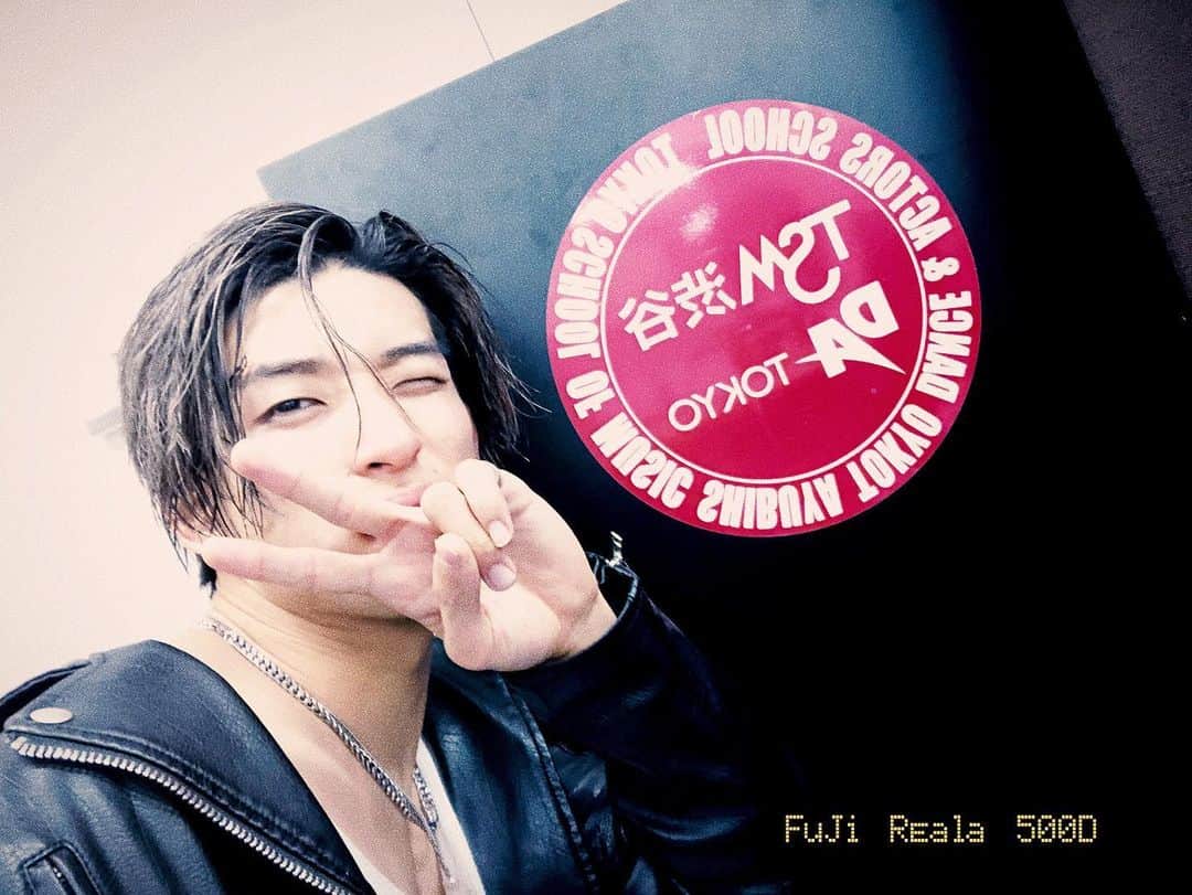 のインスタグラム：「. 🎄｢WATWING "TSUMUGU LIVE"Vol.2   ～Christmas Special～｣🎅  今回もTSM渋谷さんのLIVE会場をお借りして、 俺らの想いをクリスマスのムードに乗せて紡いでくぜ！🤝  絶賛チケット販売中です！！！ 俺のURLから購入できるぜ！  -What is TSUMUGU LIVE?- 場所や時間などすべての障壁を気にせず、WATWINGの想いをWindyの皆さんに"紡ぐ"ということをテーマにスタートしたオンラインライブ、「WATWING "TSUMUGU LIVE"」の第2弾！ クリスマスが近づいたこの日にさらにパワーアップして帰ってきます！ この日限りのコラボやパフォーマンスが盛りだくさん。そしてこの日は絶対に見逃せない発表も… 昼夜全く異なるセットリストにも注目してください！  【日時】 2020年12月19日(土)13:00/18:00 ※1週間アーカイブ配信あり 【チケット価格】 \2,500(税込) 【アーカイブ公開期間】 2020年12月26日(土)23:59まで ※アーカイブ配信中にもチケットを購入し、視聴することが可能です。  その他詳しい注意事項はチケット販売ページをご確認ください。 . . #watwing#onlinelive#tsumugulive#vol2#christmas#christmasspecial」