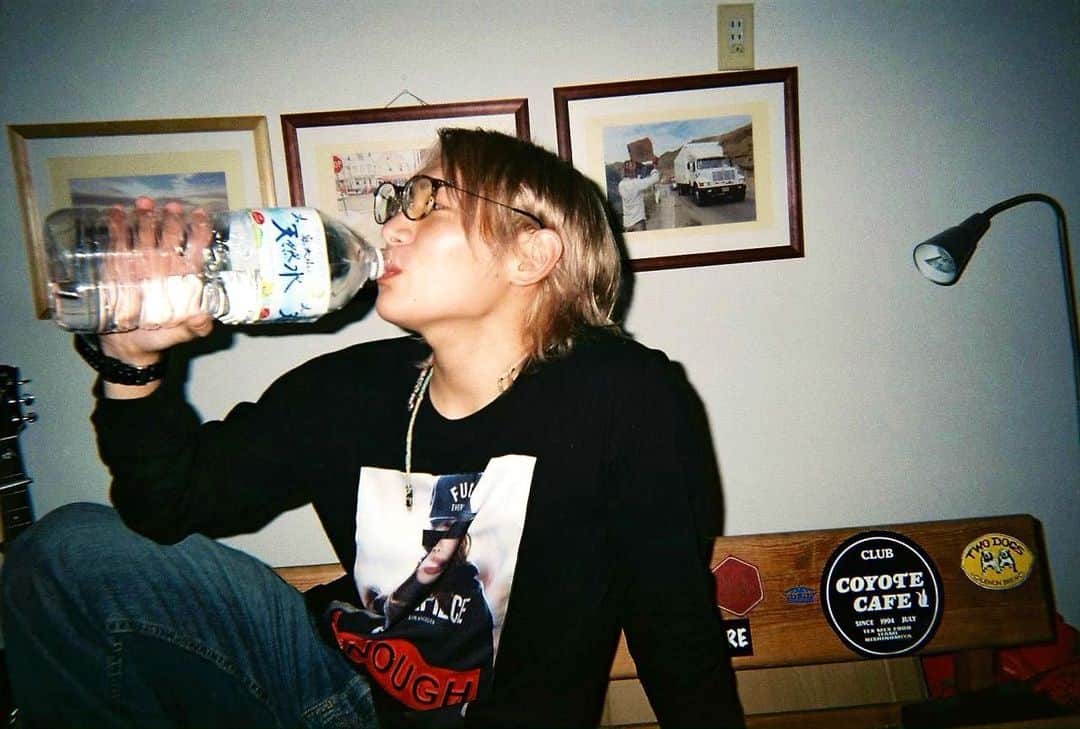 ジョーブログのインスタグラム：「最近の夜は家に引きこもってるけどそれも悪くないなあ。 孤独と仲良くしてると新たな発想がたくさん降ってくる。 結局は圧倒的な思考時間が物事を前に動かす。 何が言いたいかと言うと、明日もレディゴー👍」