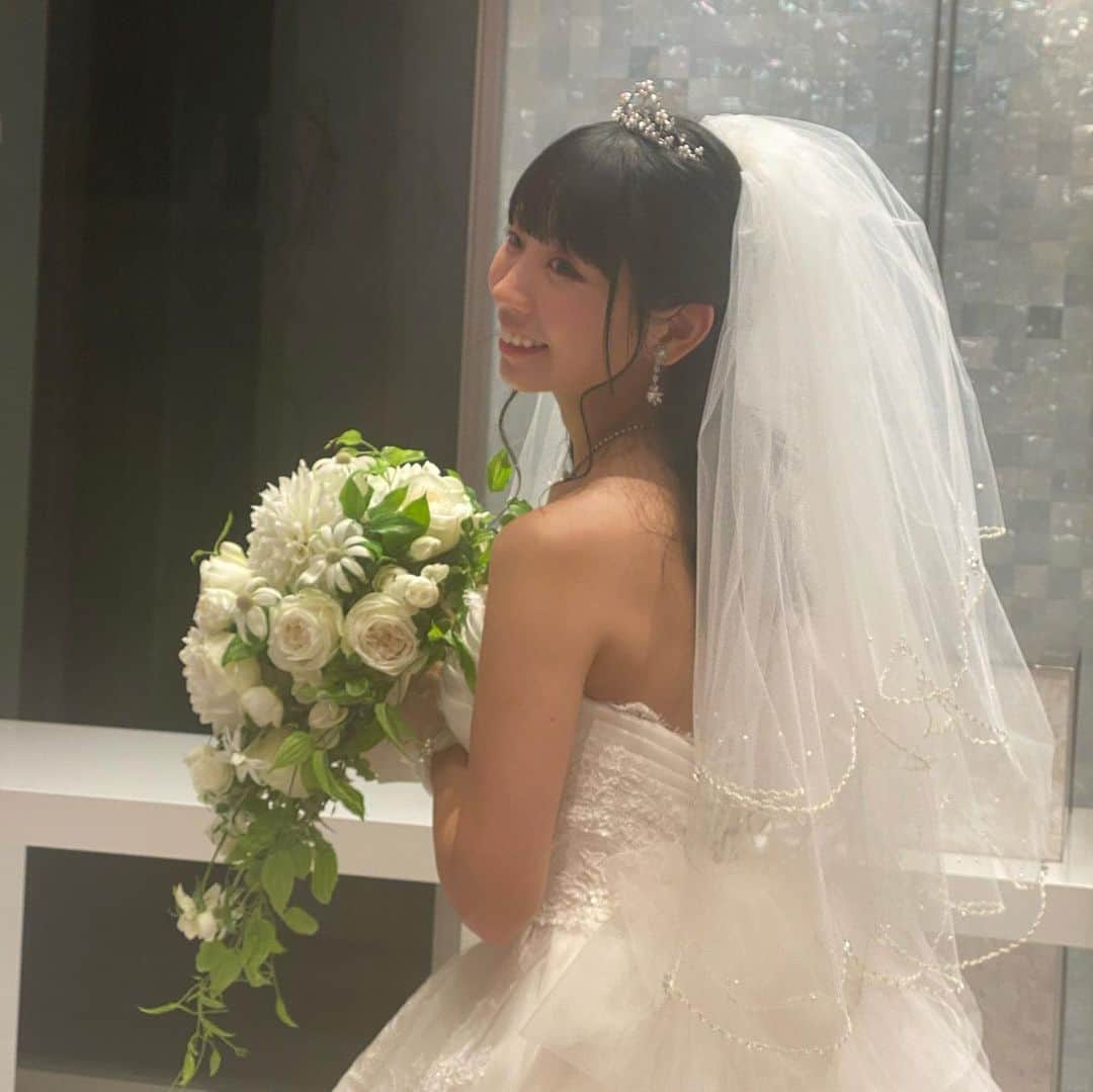 古川未鈴のインスタグラム：「そういえば 結婚記念日というやつでした。 1年目からすっかり忘れていたと言う。  せっかくなんで式の写真をいくつか。  ウェディングドレスは ジルスチュアートのドレスを選びました。  ヴェールやグローブ、アクセも全て選びました。  クラシカルとふわっとした軽さの バランスが良くなるように！  階段がある式場だったので 裾長めのやつ！  こだわりところだと思い いろいろ悩んで決めたのを思い出します。  ケーキもなんかいれたいよね、、、 と言うことでなんとなくこのマーク入れてくださいっていって あとはおまかせでした。 プロの技はすごかったです。  ファンの方から 式が延期になってしまったなど  いろんなお話をきいて 心が痛い、、  死ぬほどのめんどくさがり屋な私にとって 準備が本当にだるかったけど なんやかんやでやってよかったなぁって思うし  そういうの体験してるとなおさら、、。  なのでゼクシィのcmの どんな時でも結婚を決めた2人を応援します っていう言葉にじんわり。  そんな本日でした。  #jillstuart  #wedding  #weddingdress  #cake」