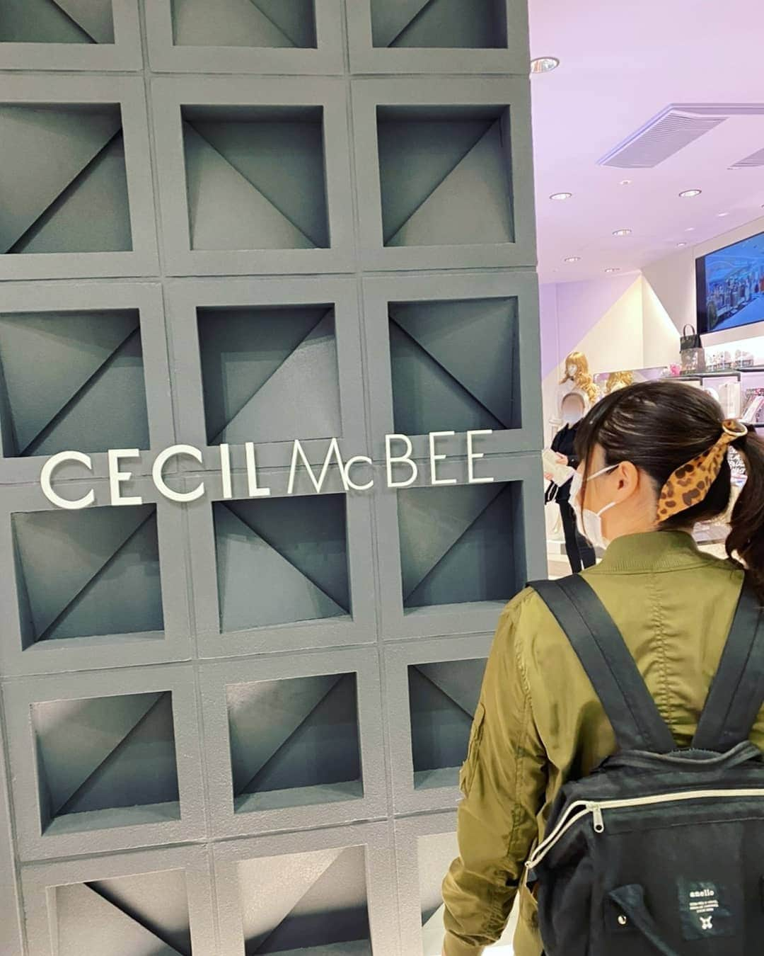 山口綾子さんのインスタグラム写真 - (山口綾子Instagram)「伝説のギャルブランド『CECIL McBEE』にお別れを告げてきました。  私は高校生からでしたが憧れのブランドで、現在に至るまでお気に入りのお店のひとつでした。  店員さんはギャル属性ではない私にも、いつも優しく明るく接してくれました。  長年女子の憧れでいてくれてありがとうございました。 お疲れ様でした。  #cecilmcbee #セシル #セシルマクビー #109 #マルキュー #ばいばいcecil #ばいばいCECIL」11月30日 22時56分 - ayako_kaidan