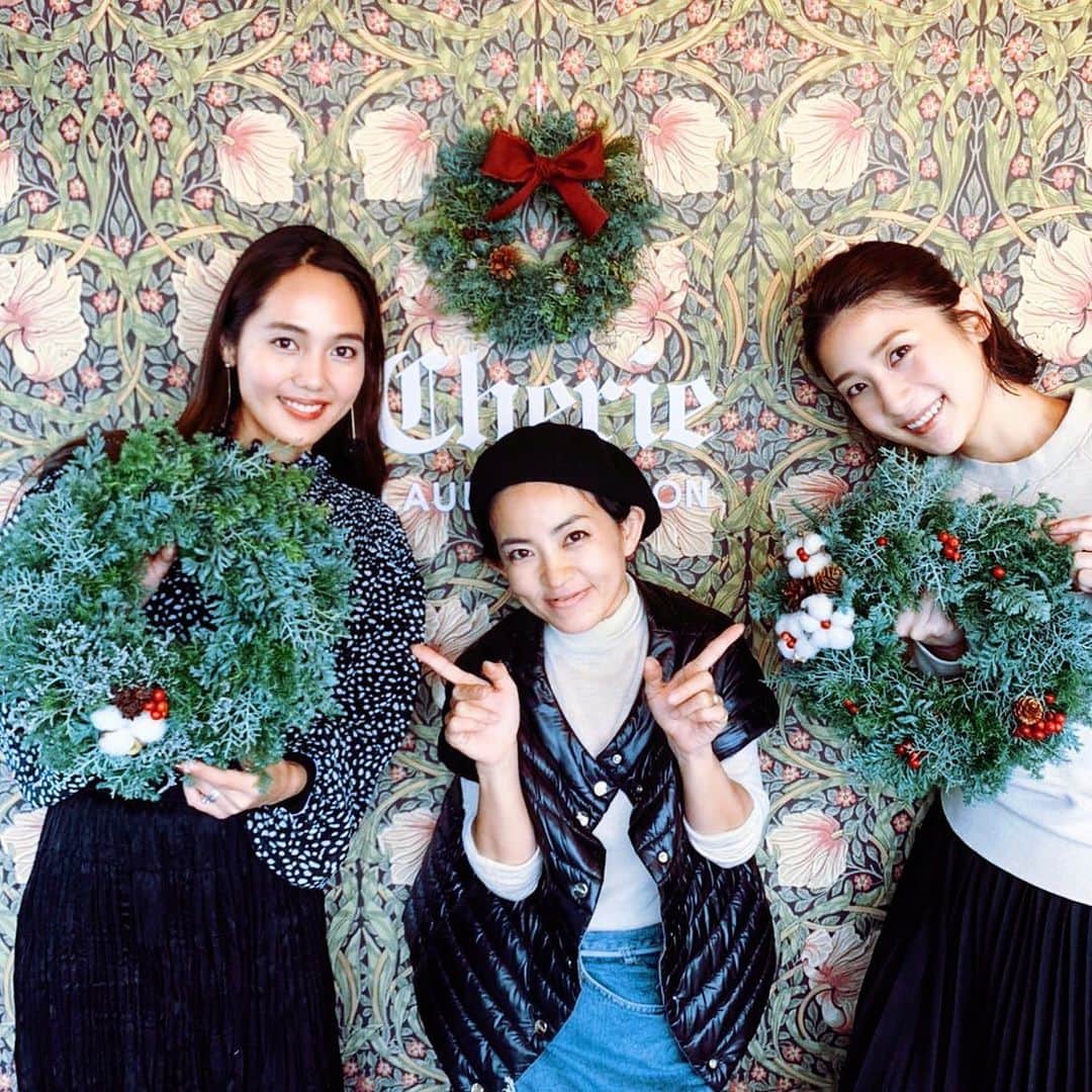 のインスタグラム：「. 手作りリース完成🎄 今年は @macomomo 先生に教えてもらいました✨  「そんなに集中してる真面目な顔、今まで見たことない」と言われても聞こえない聞こえない。 完全に没頭して、達成感と充実感を味わえた時間でした🤗 . . #手作りリース　#リース作り　#クリスマスリース　#ワークショップ」