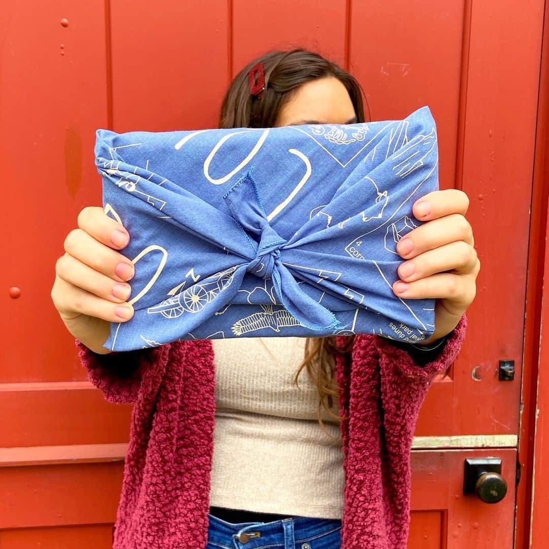 マップトートのインスタグラム：「GET GIFTING! It’s the LAST DAY to shop 30% OFF all full priced items. No code needed. Head to the link in bio to shop our bandana. It makes the cutest accessory and an eco-friendly gift wrap!⁠ .⁠ .⁠ 30% Off valid on full-priced items only until 11/30/2020. No promo code needed. Not valid on out-of-stock, wholesale, bulk, custom, or previous orders.」