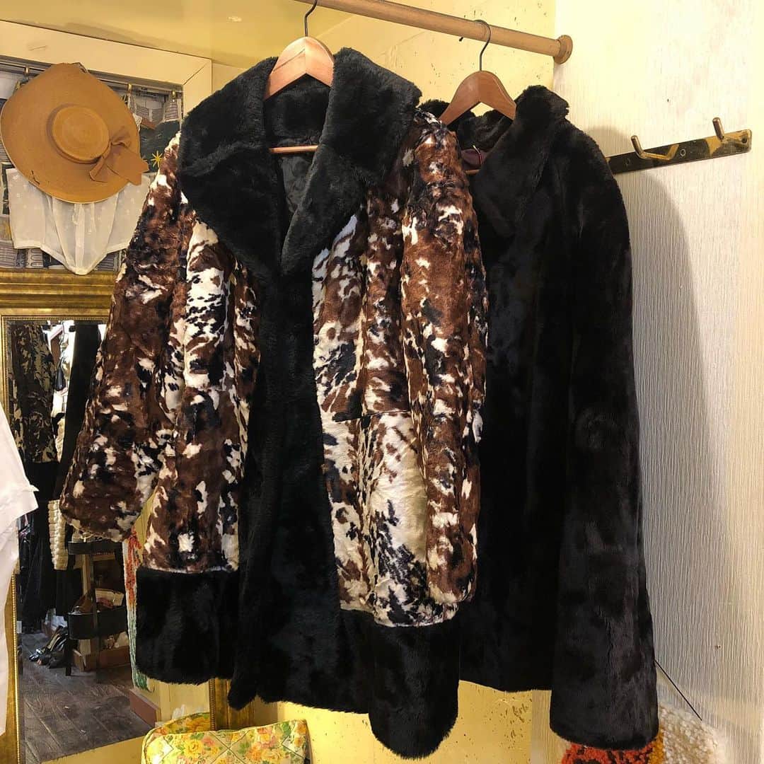 のインスタグラム：「🎄RECOMMEND VINTAGE🎄  ☑︎vtg fur coat  11月もNUTTYへ沢山のご来店ありがとうございました＊  益々寒くなり、本格的に冬が始まる12月。 寒さをお洒落に楽しむ♡ヴィンテージのファーコートを明日入荷いたします。  今年の本命コートを是非探しにいらして下さいね＊ 12月も皆様のご来店をお待ちしております！  💌DMからも通販承ります💌 ㅤㅤㅤㅤㅤㅤㅤㅤㅤㅤㅤㅤㅤ ------------------------------------ 🛍NUTTY通販について🛍 ------------------------------------- ＜ONLINE STORE＞ VINTAGE▶︎http://nutty.theshop.jp/ USED SELECT▶︎https://nuttyselect.official.ec/ （プロフィールページURLよりjump🕊） ㅤㅤㅤㅤㅤㅤㅤㅤㅤㅤㅤㅤㅤ ＜VIDEO CHAT SHOPPING＞ テレビ電話をお繋ぎして、リアルタイムでご案内いたします。詳細は過去の投稿をご覧ください。」