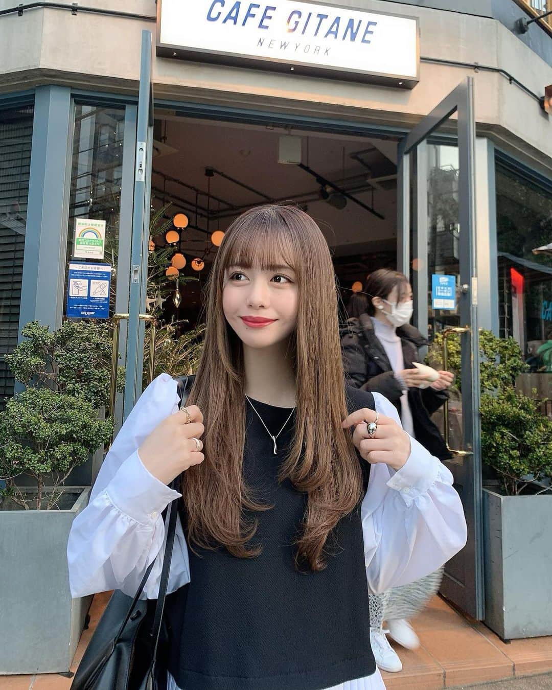 Nanaseのインスタグラム：「最近荷物が多い日には @ladiesfashion.kandk の トートバッグを使ってます﻿ 沢山入るし可愛いから大活躍🥲﻿ ﻿ ﻿ ﻿ ﻿ #kand#kandk_styleトートバッグ#プチプラ#レザーバッグ#シンプルコーデ﻿ #ブラックコーデ#トートバック#モノトーンコーデ﻿#zara#gyda#hare #渋谷#恵比寿﻿ ﻿ ﻿」