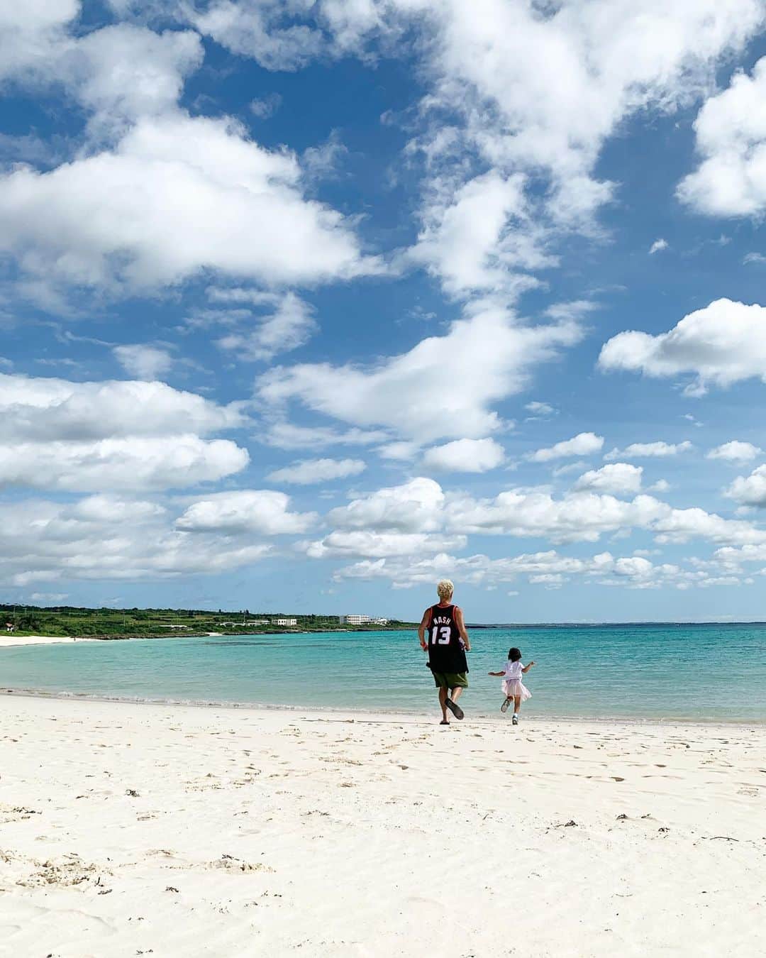 清水わかこさんのインスタグラム写真 - (清水わかこInstagram)「綺麗な海を見て ふわふわの砂浜を歩いて 裸足で海に入る それだけで最高。幸せ。  沖縄に嫁いできてからこんなに東京に帰れてないのははじめてで、、寂しいのだけど、綺麗な海でキャッキャ楽しそうにしている娘の姿をみて、改めて沖縄に嫁いできて(移住して)よかったと思い返しました。 特に1枚目の写真、娘拡大したら後ろ姿なのに楽しさが伝わってくる🥰2枚目はカップル風😍3枚目は娘よりも軽やかに海に直進する母。(なんならちょっと浮いてる🤏)  #東京に帰れない寂しさは文明が救ってくれてる #親友と5時間電話 😂 #沖縄 #沖縄移住 #娘 #女の子 #家族 #家族旅行 #旅行 #旅 #子連れ #5歳 #海 #海のある生活 #okinawa #okinawatrip」11月30日 23時06分 - wakacham_