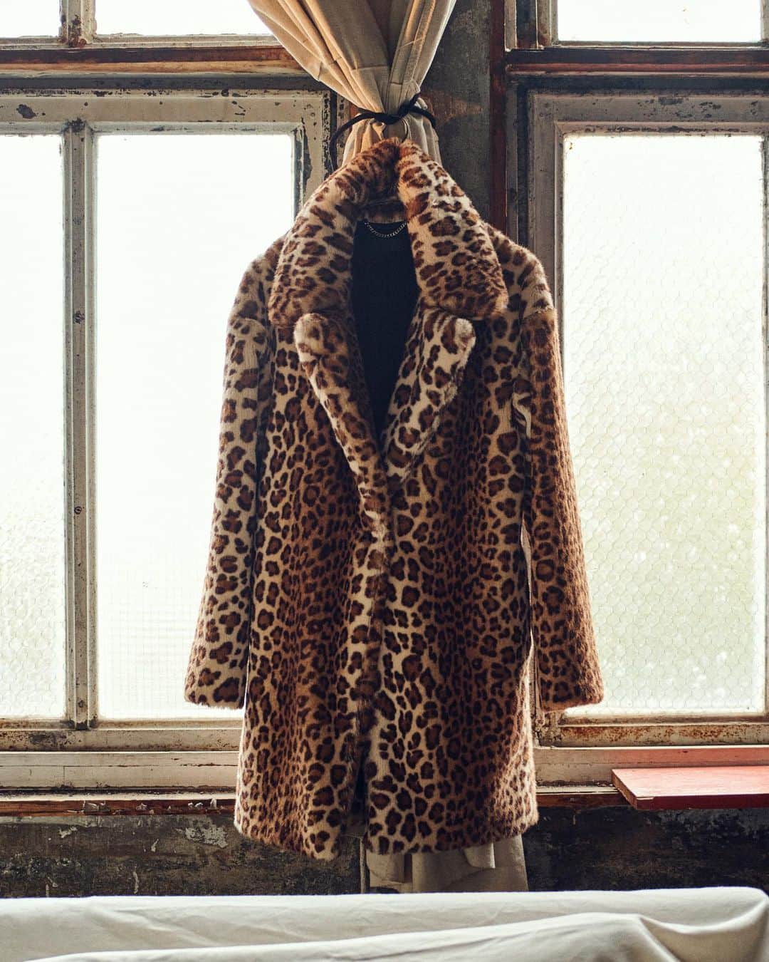 ラグ&ボーンのインスタグラム：「Give the gift of quality this season with iconic, one of a kind pieces that never go out of style.」