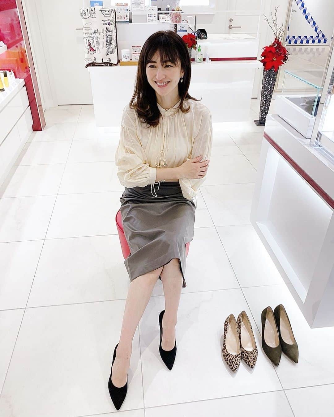 前田ゆかのインスタグラム：「先日は銀座にオープンしました。  ビューティー&ファッションをトータルで体験出来る #アテニア　ビューティーショップへ行ってきました。  化粧品はもちろん、パンプス、バッグ、ジュエリー、ファッションのフルラインが展開！  アテニアコレクションの中でも人気の高い痛くないパンプスを試着してみました！ #端麗コンフォートパンプス   大人の女性の為にリーガルコーポレーションとコラボして作られたパンプスはハンドメイドの本革、 長時間履いても複数のクッションで足をサポートしてくれるから痛みが出にくい貴重な一足！試着して疲れにくかった安定感あるヒール高さ7.5センチ☺️レオパード柄をオーダーしました♪ ポイントにかわいいー⭐︎  その他に冬限定メイク体験に 肌カウンセリングでお肌状態がわかりお手入れ方法まで教えてくれますよ。 変化する肌状態を知れるのもいいですよね！  ビューティーもファッションも体験出来る空間。銀座に行く時には気軽に立ち寄りたい場所です✨  ファンケル銀座スクエアビル2階  #アテニア #銀座 #新オープン」