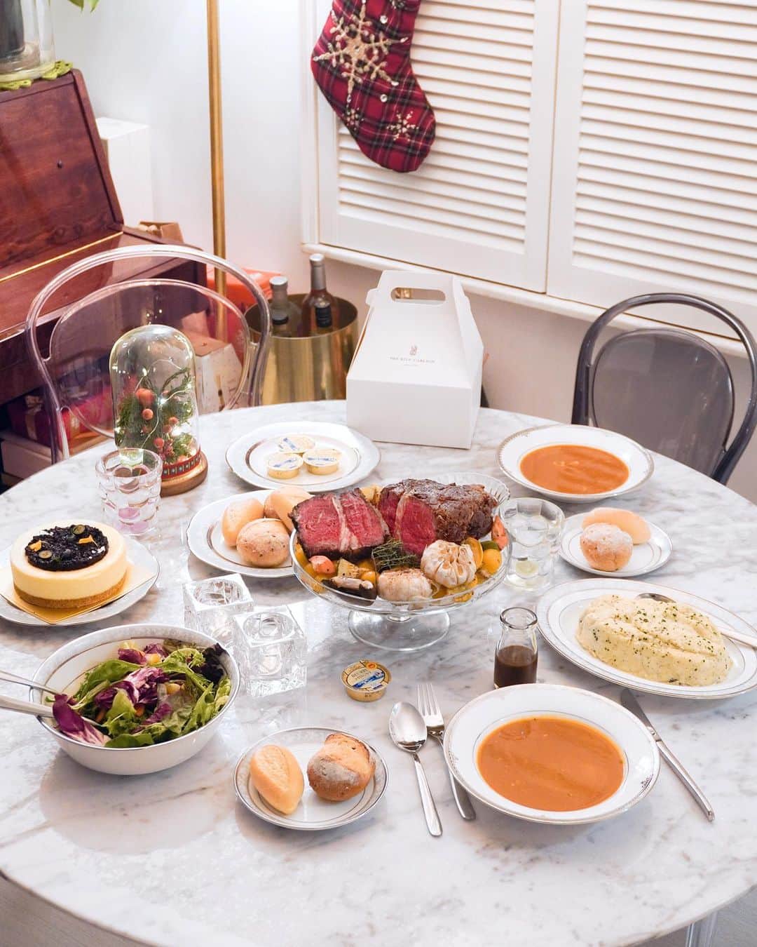 Moanna S.さんのインスタグラム写真 - (Moanna S.Instagram)「The Ritz Carlton feast has everything I love🍗 -“The Perfect Roast” includes Lobster bisque generous portion of side dishes and bread rolls, a delicious blueberry cheesecake, and Roasted US prime rib-eye. The set is available daily for pick-up or delivery!  Hong Kong Wine and Dine Festival is back and they’re partnering up with KLOOK! 🙌🏻Limited offer until Dec 15th for amazing experiences from fine dining, afternoon tea to wine experiences!   @klookhk #klookhk  @discoverhongkong #winedinefestival #discoverhongkong @ritzcarltonhongkong, #RCMemories, #RCPartner」11月30日 23時18分 - moannaxdessire