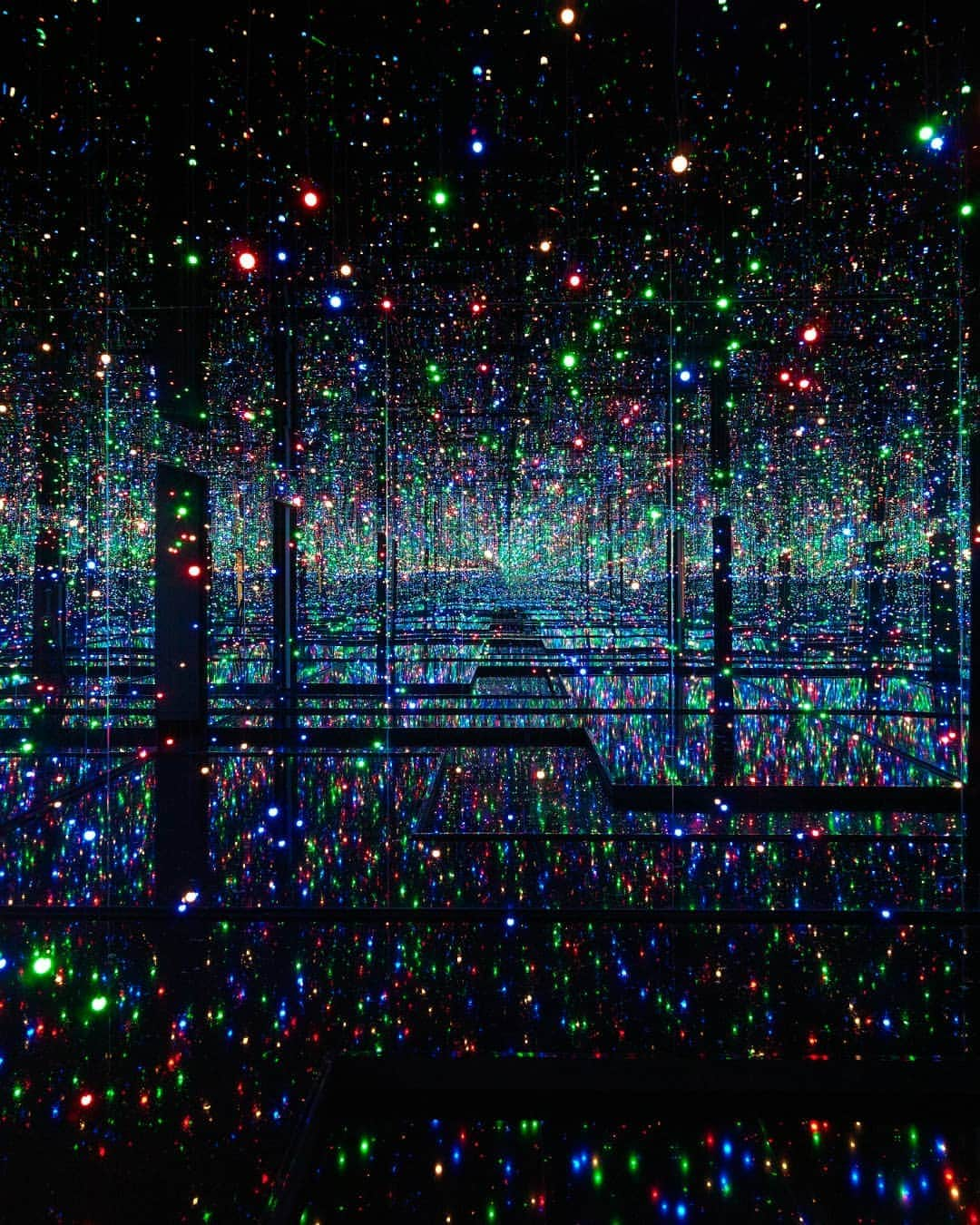 テート・ギャラリーさんのインスタグラム写真 - (テート・ギャラリーInstagram)「✨ You’re not dreaming... ✨ #YayoiKusama’s year-long exhibition lands at Tate Modern in March 2021! Experience two dazzling installations alongside fascinating early records of Kusama’s experimental performances. ​Step into infinite space inside Kusama’s ‘Infinity Mirrored Room – Filled with the Brilliance of Life’, one of the artist’s largest installations to date, alongside 'Chandelier of Grief', a room which creates the illusion of a boundless universe of rotating chandeliers. 💫  ​📢 Tickets will be released soon. Keep an eye on our feeds... ​ In partnership with @bankofamerica.  ​ ​Yayoi Kusama, Infinity Mirrored Room - Filled with the Brilliance of Life 2011/2017 Tate Presented by the artist, Ota Fine Arts and Victoria Miro 2015, accessioned 2019 © YAYOI KUSAMA」11月30日 23時19分 - tate