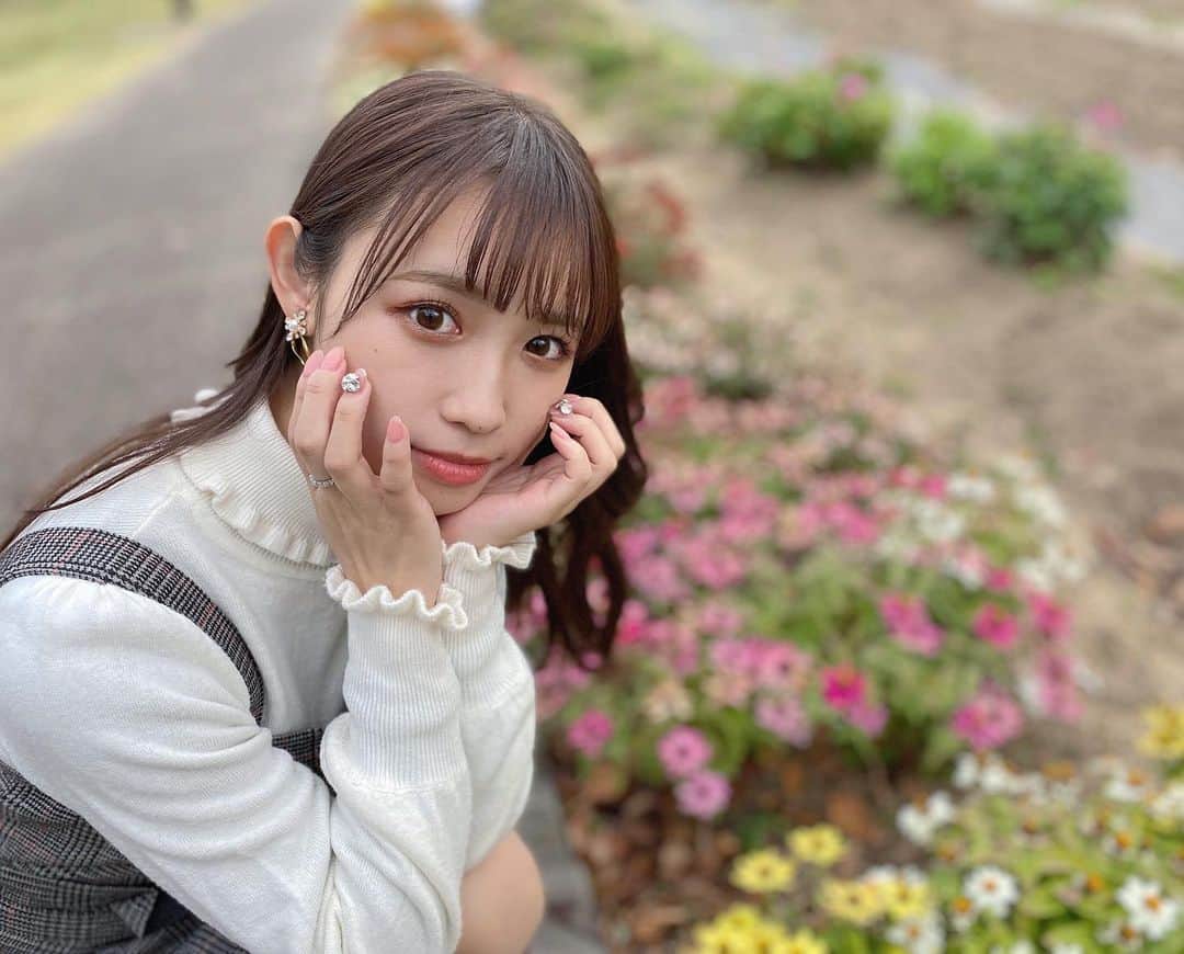 のインスタグラム：「お花って癒されますね🌷  お家にも ファイナルイベント見に来てくださった方からの お花で溢れていて幸せ感じてます😌💐💫  ▷この日のカラコン👀 EverColor 1day ナチュラルモイストレーベルUV シフォンブラウン🧸🤎  裸眼風でかなりナチュラル💫 だけどさりげなく瞳に輝きをプラスしてくれます🌼  #エバーカラー#エバカラ#エバーカラーワンデー #カラコン#カラコンレポ #西北#西宮#西宮北口#MOJコンタクト #ナチュラルカラコン#オフィスカラコン#安斉かれん」