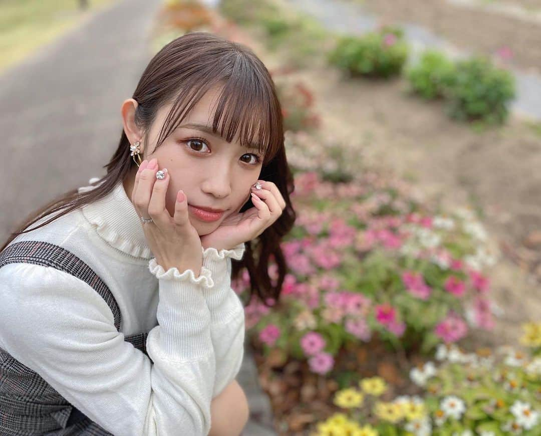 山本瑠香のインスタグラム：「お花って癒されますね🌷  お家にも ファイナルイベント見に来てくださった方からの お花で溢れていて幸せ感じてます😌💐💫  ▷この日のカラコン👀 EverColor 1day ナチュラルモイストレーベルUV シフォンブラウン🧸🤎  裸眼風でかなりナチュラル💫 だけどさりげなく瞳に輝きをプラスしてくれます🌼  #エバーカラー#エバカラ#エバーカラーワンデー #カラコン#カラコンレポ #西北#西宮#西宮北口#MOJコンタクト #ナチュラルカラコン#オフィスカラコン#安斉かれん」