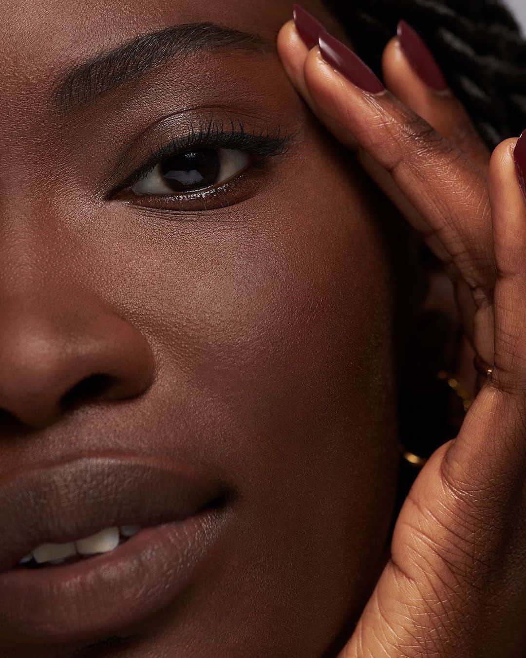 のインスタグラム：「Less is best. Begin with skin, then add some definition by softly defining eyes and arches.  Get the look: • Skin Long-Wear Weightless Foundation: Start with skin-loving natural matte coverage that lasts 16 hours. • Perfectly Defined Long-Wear Brow Pencil: Go over the length of brows to create soft structure • Long-Wear Gel Eyeliner: Trace lashlines for subtle definition  MUA: @cygmakeup   #bobbibrown #skinlongwear #fallmakeuplook #everydaymakeup #makeup #makeuplook」