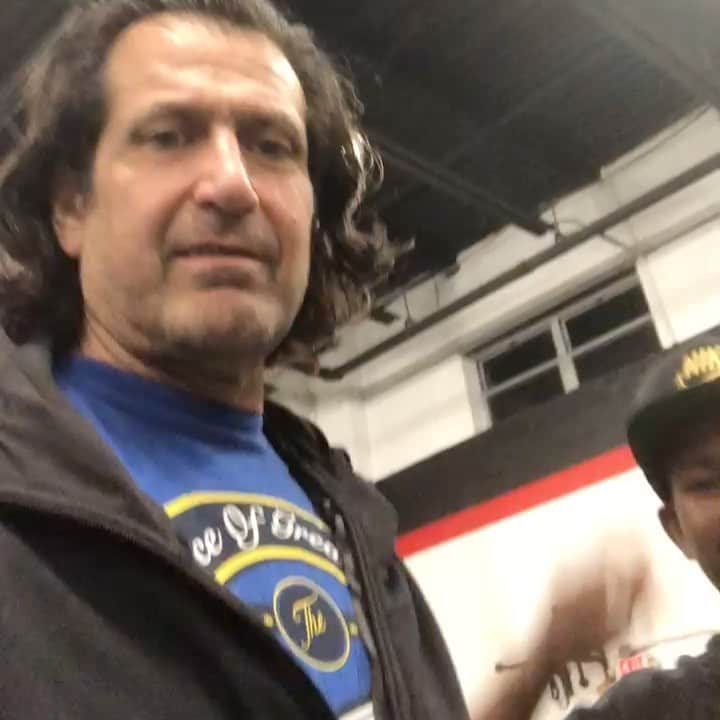 魅津希（井上瑞樹）のインスタグラム：「I was very happy when Ray sent me the video. I’m really appreciate your concern.🙏❤️ I can only do exercise bike for 15 minutes right now. Because my knee is still swollen. But it’s getting better little by little. I’ll come back gym soon.   #lawmma #teammates #coach #appriciate #thanksvideo📹🙏」